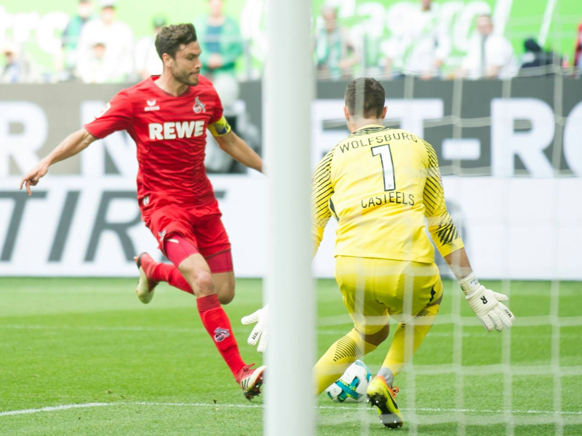 Jonas Hector trifft im Spiel gegen den VfL Wolfsburg das Tor (2018).