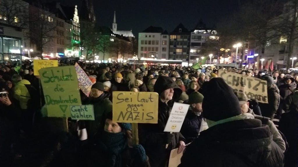 Tausende Kölnerinnen und Kölner gehen am Dienstagabend (16. Januar) auf die Straße, um gegen Rechts zu demonstrieren.