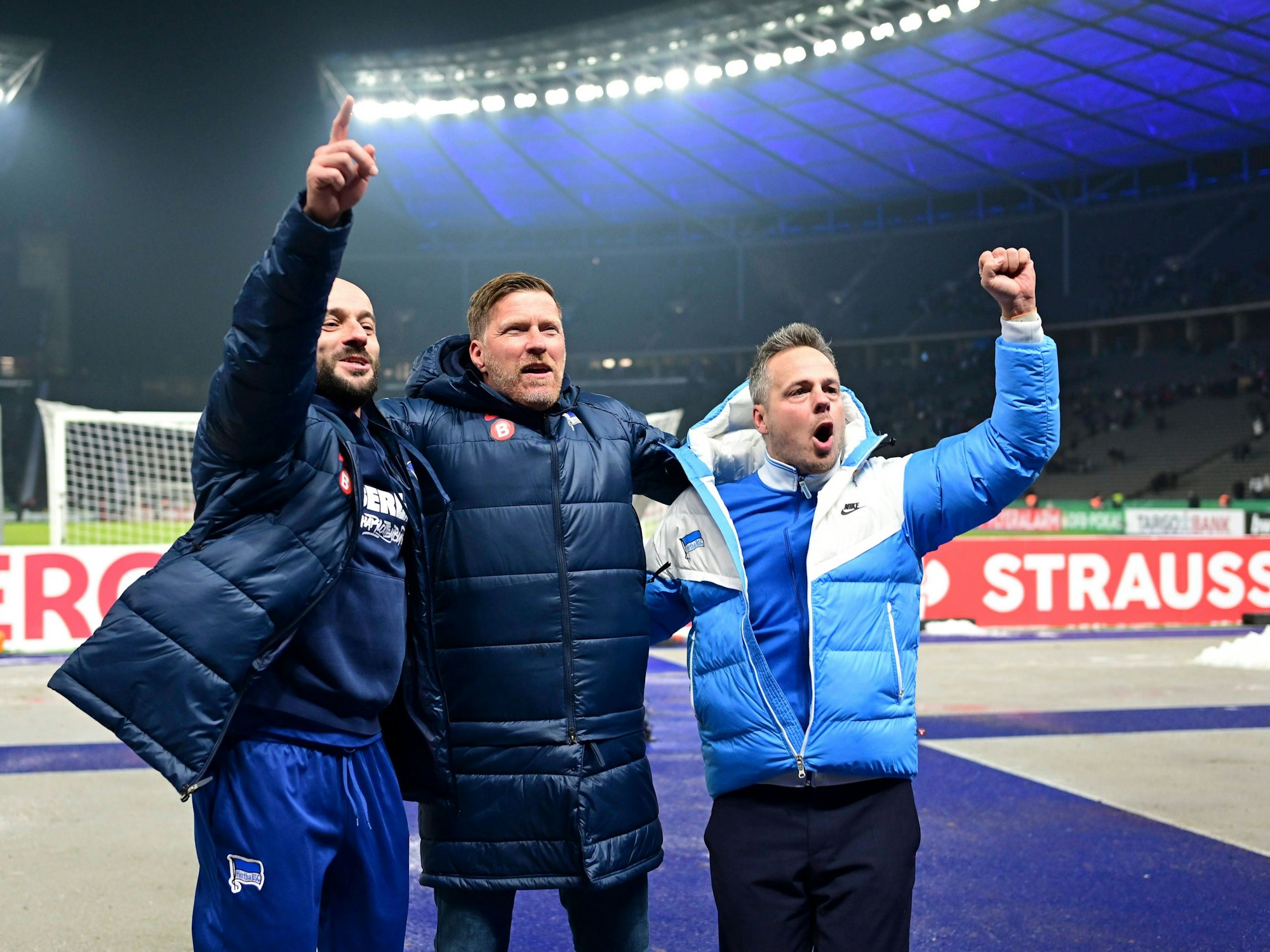 Kay Bernstein jubelt vor der Ostkurve von Hertha BSC gemeinsam mit Co-Trainer Admir Hamzagić und Lizenzbereich-Leiter Andreas Neuendorf (M.)