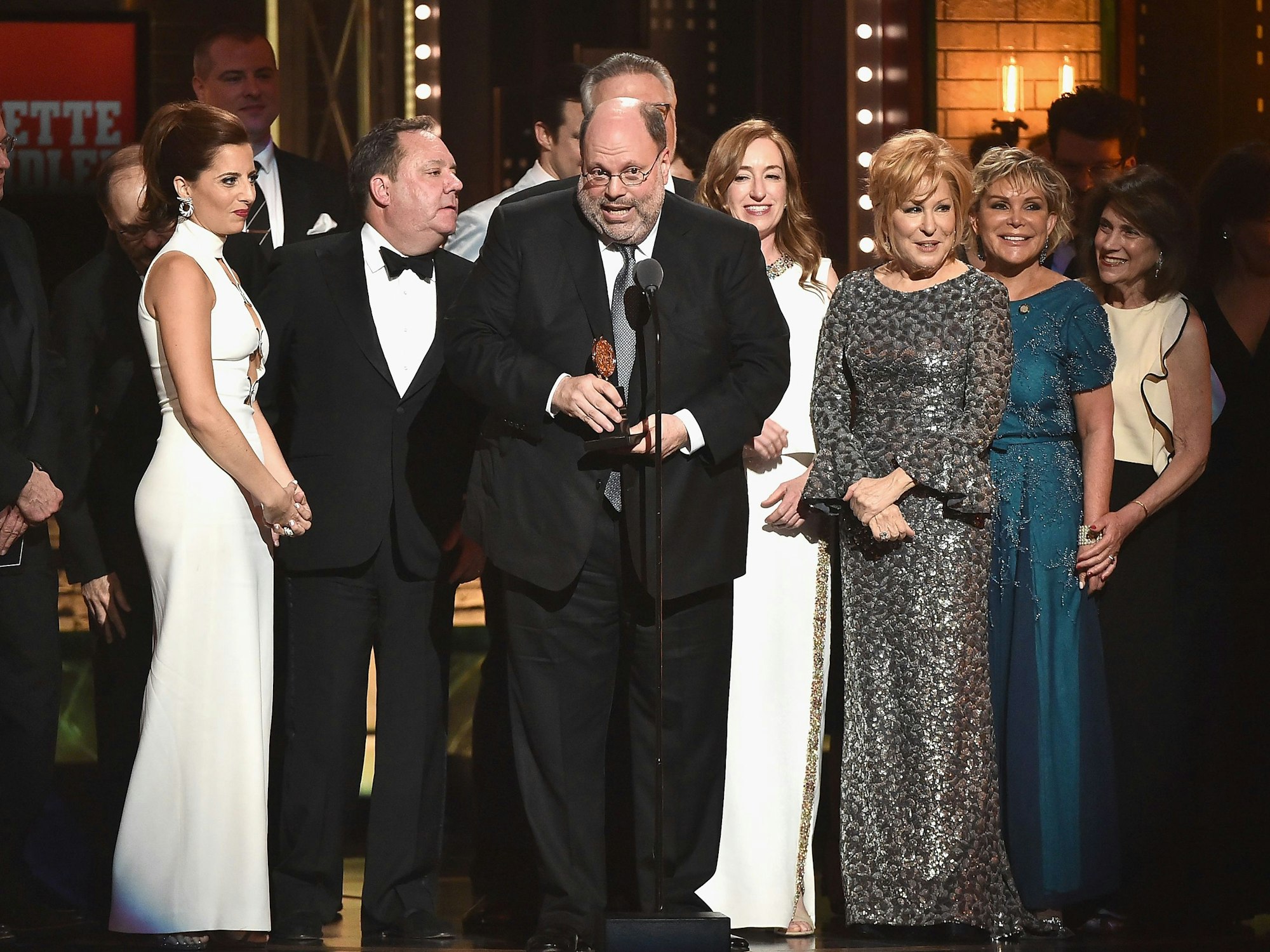Produzent Scott Rudin und die Darsteller des Broadway-Klassikers „Hello, Dolly!“ (unter anderem Bette Midler, 3.r.) nehmen den Preis für die beste Neuinszenierung eines Musicals während der Tony Awards 2017 entgegen.