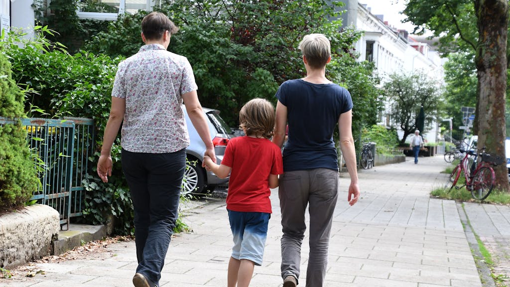 Ein miteinander verheiratetes lesbisches Paar geht in Bremen mit seinem Sohn spazieren.
