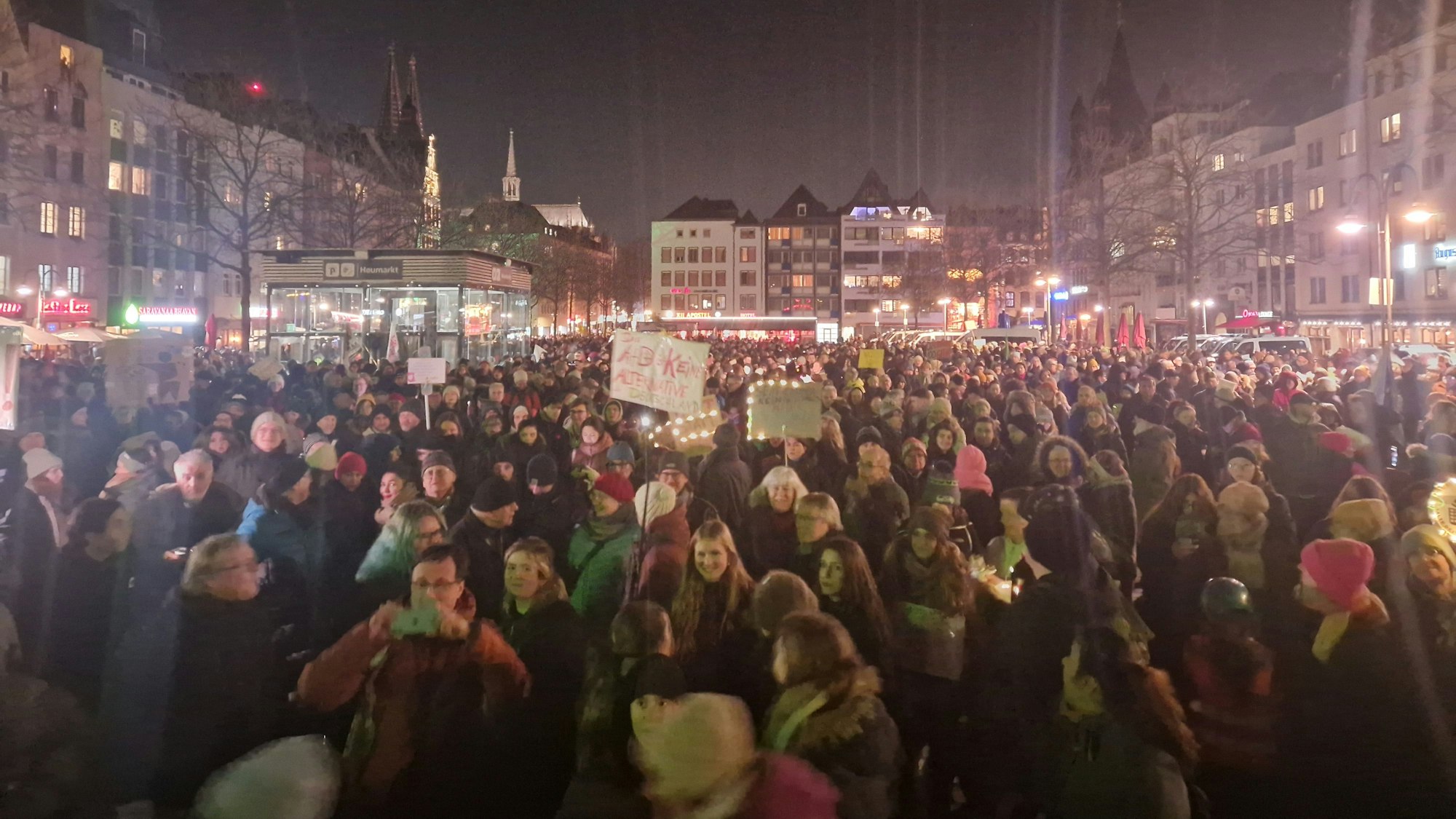Tausende Menschen sind zur Demonstration auf dem Heumarkt erschienen.