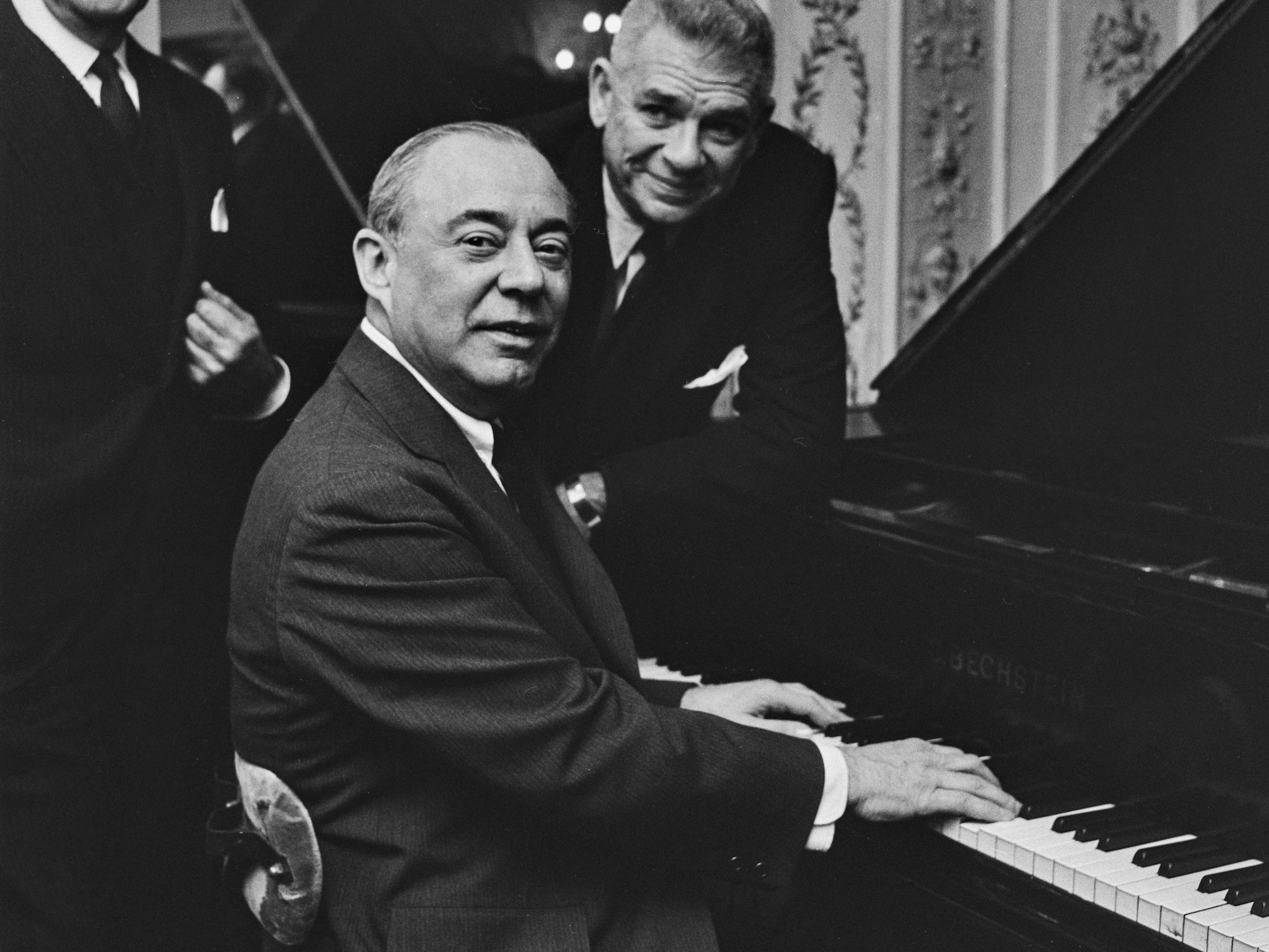 Richard Rodgers am Piano, neben ihm Oscar Hammerstein II.