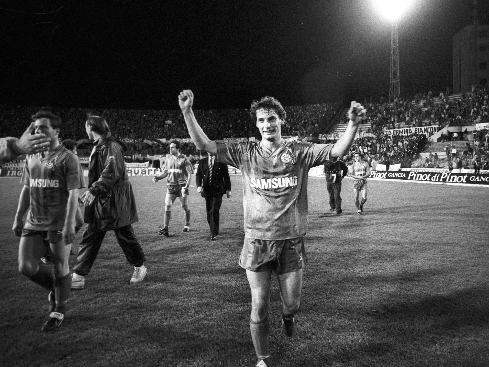 Ralf Sturm (1. FC Köln) jubelt nach dem Schlusspfiff, nachdem er in der letzten Minute noch den 2:3 Anschlusstreffer erzielt hatte im Uefa-Cup 1989/90.
