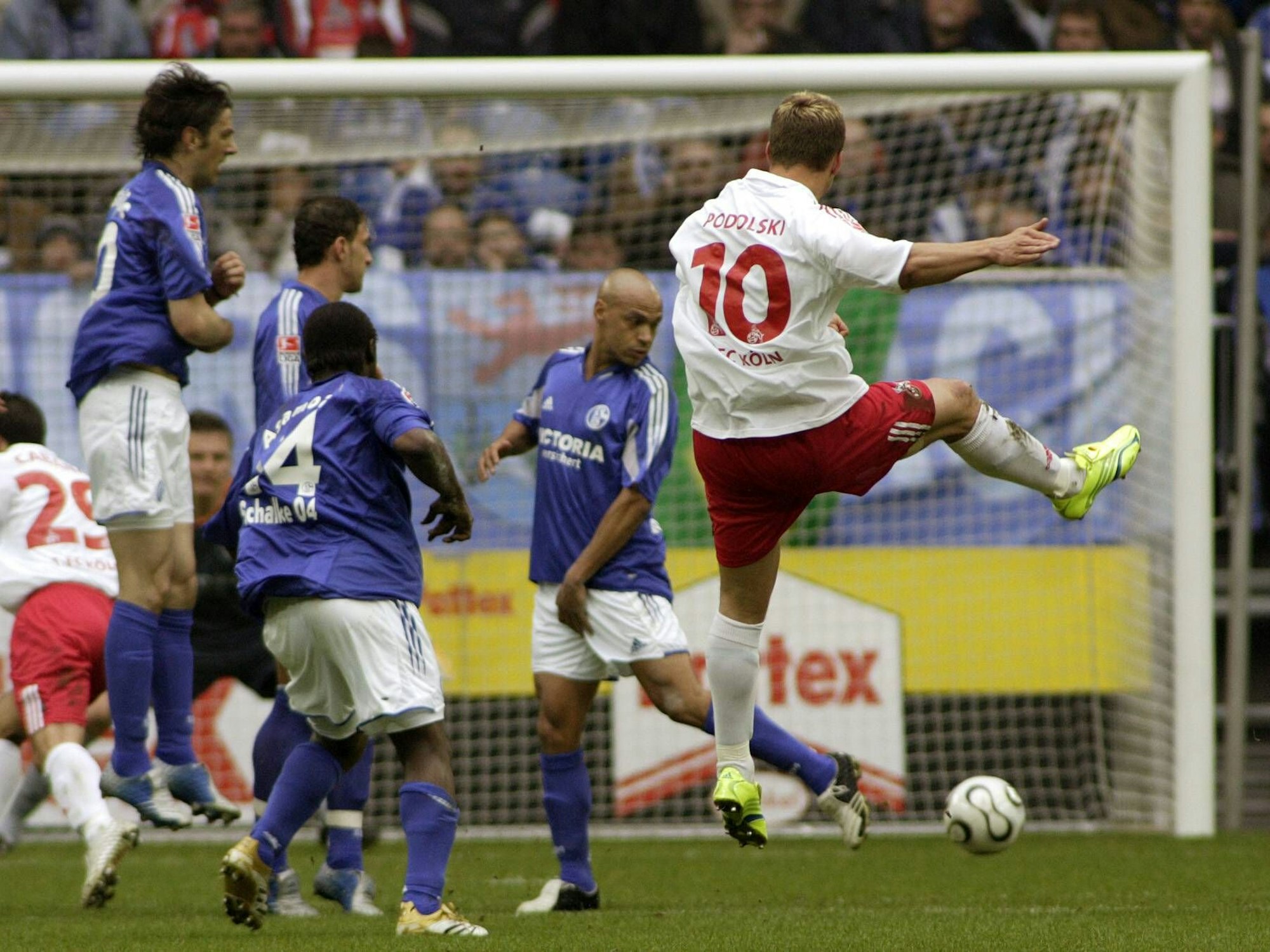 Lukas Podolski (r.) schießt den Freistoß rechts an einer recht löchrigen Schalker Freistoßmauer vorbei (2006).
