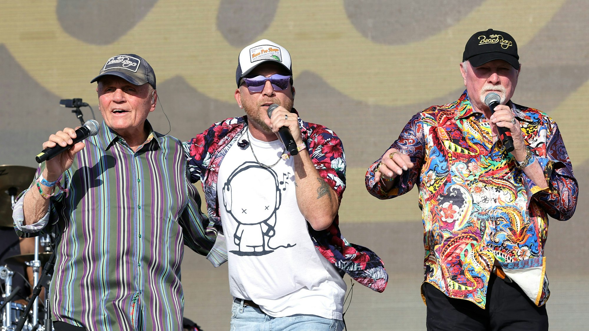 Bruce Johnston von den Beach Boys, Chris Lucas von LOCASH und Mike Love von den Beach Boys stehen während des Stagecoach Festivals 2022 auf der Bühne.