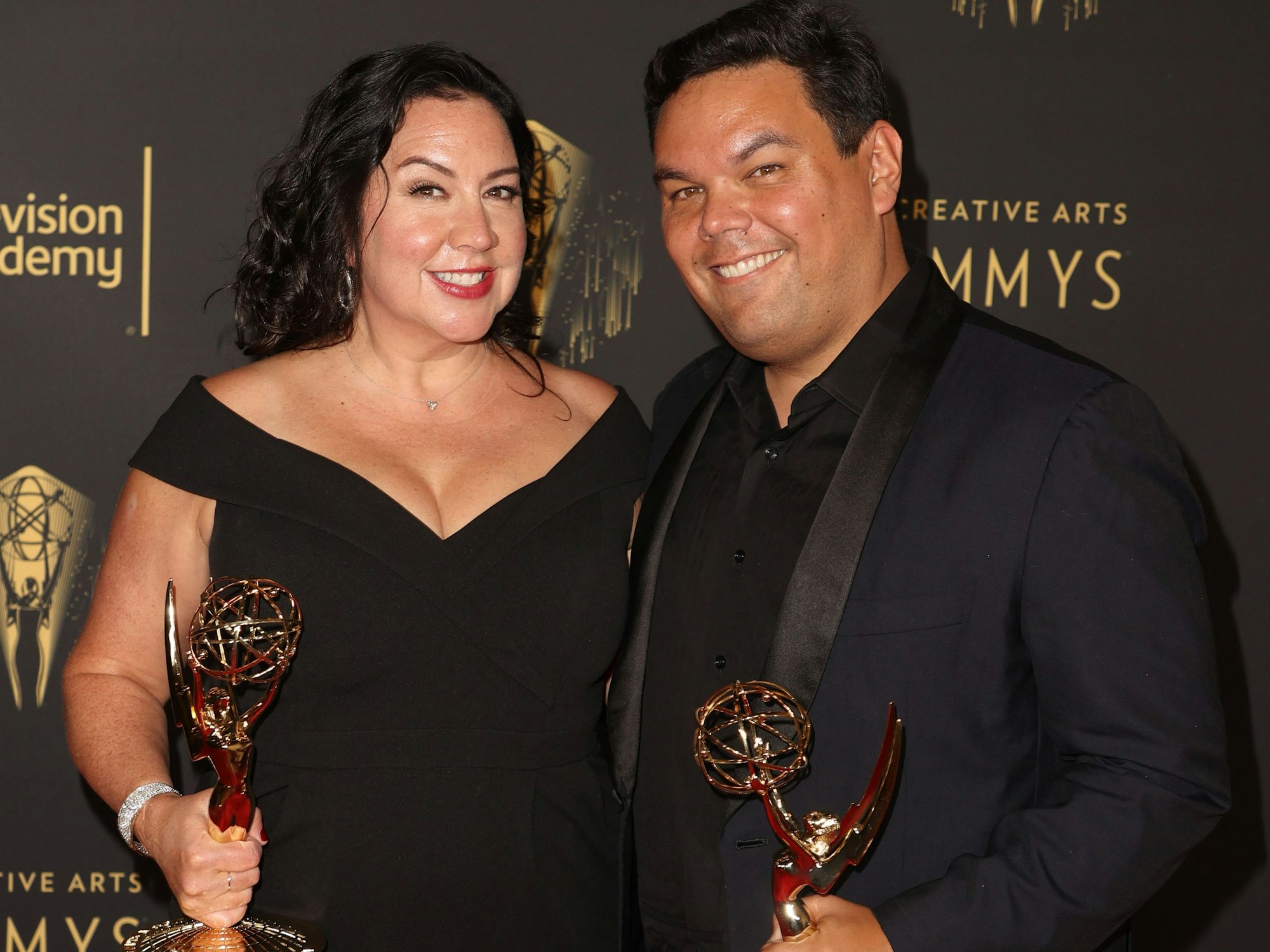 Kristen Anderson-Lopez und Robert Lopez posieren 2021 mit dem Preis für herausragende Originalmusik und Songtexte für „WandaVision“ bei den Creative Arts Emmys.