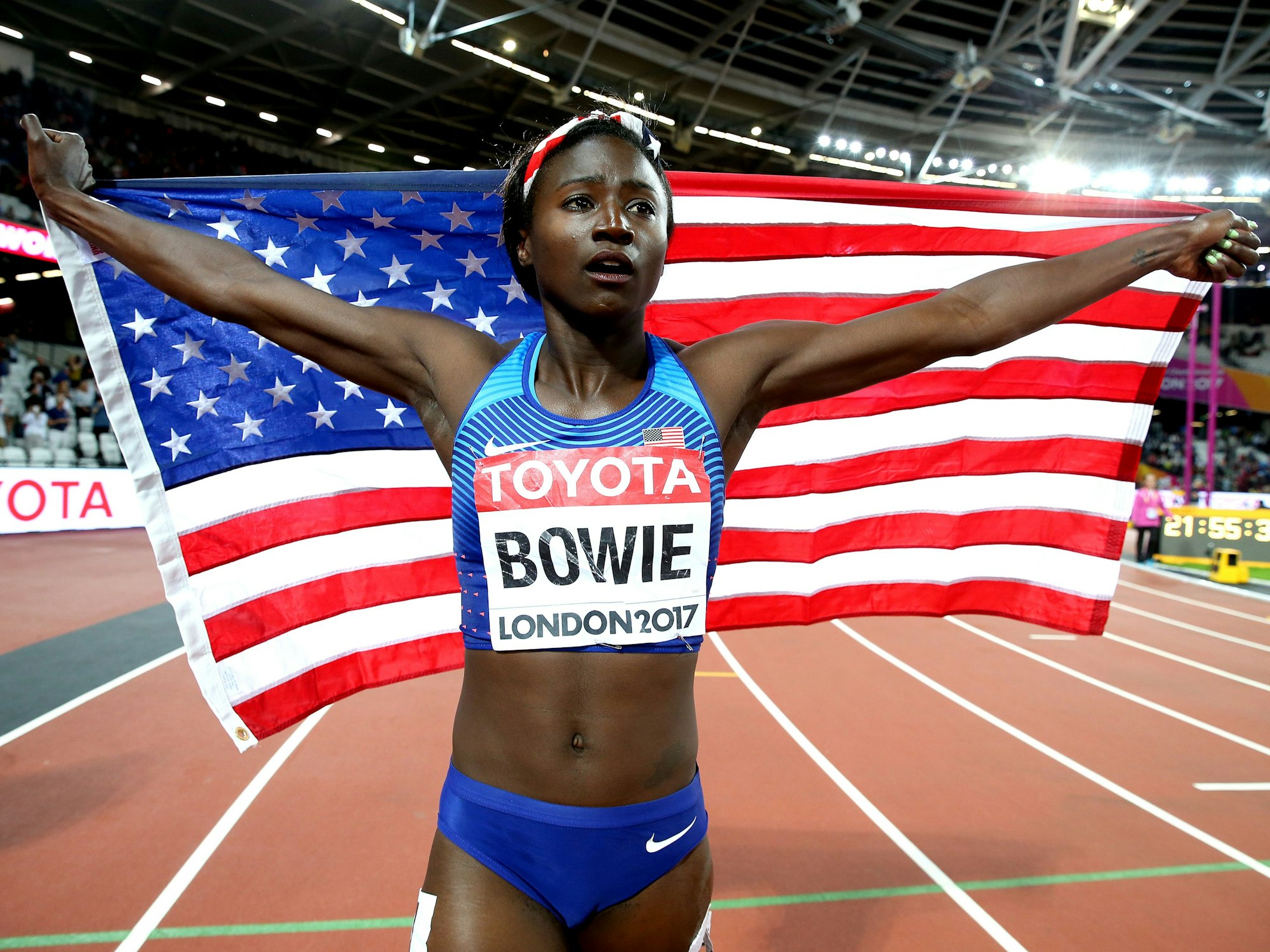 Tori Bowie aus den USA jubelt mit US-Flagge über ihren Sieg.