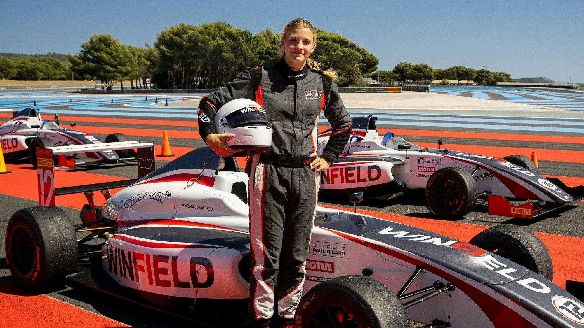 Mathilda Paatz vor ihrem neuen Formel-4-Bolliden