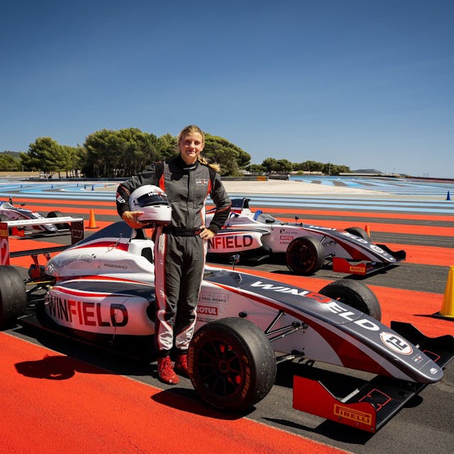 Mathilda Paatz vor ihrem neuen Formel-4-Bolliden