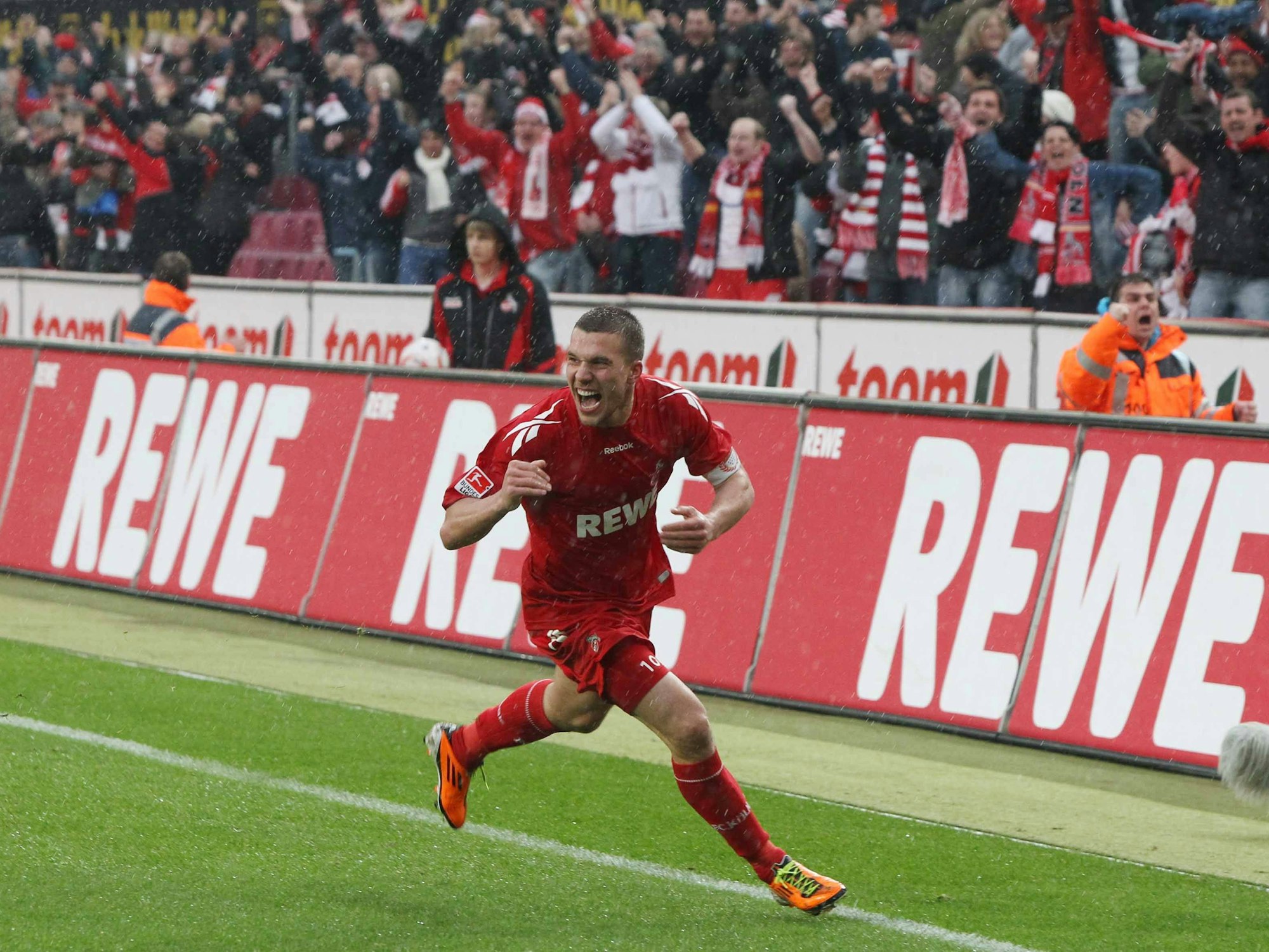Lukas Podolski jubelt nach seinem 1:0-Tor (2011).