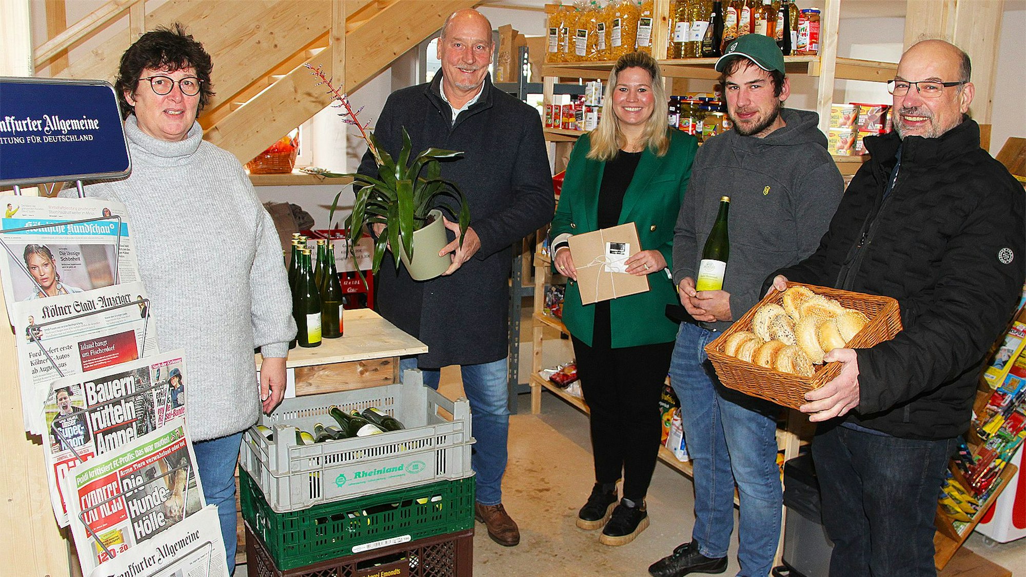 Zwei Frauen und drei Männer stehen in einem neu eröffneten Hofladen in Ripsdorf.