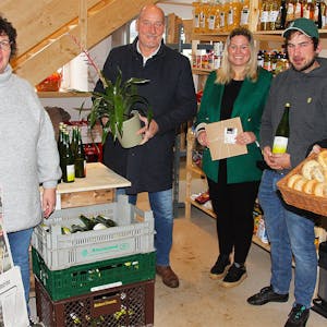Zwei Frauen und drei Männer stehen in einem neu eröffneten Hofladen in Ripsdorf.
