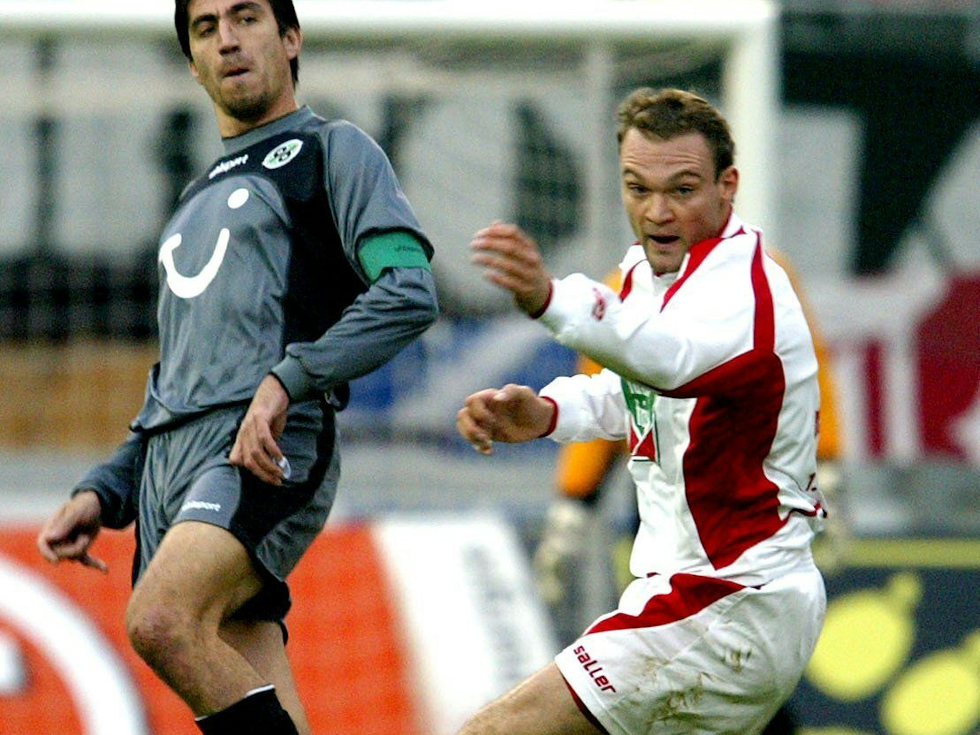 Der Kölner Alexander Voigt (r.) kämpft mit dem Hannoveraner Kostas Konstantinidis um den Ball (2003).