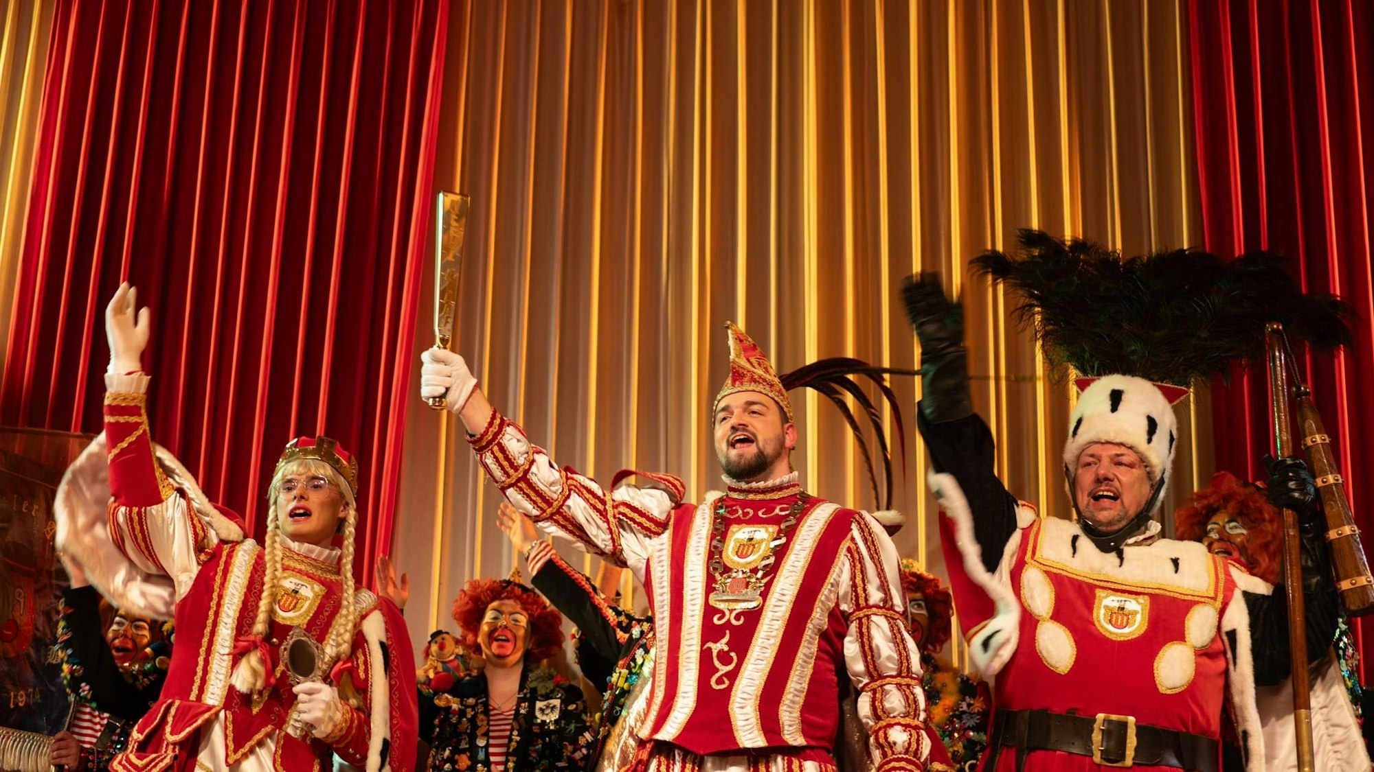Jungfrau, Prinz und Bauer mit der karnevalistischen Alaaf-Geste