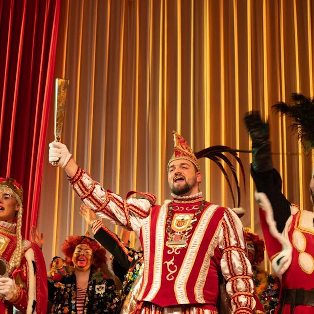 Jungfrau, Prinz und Bauer mit der karnevalistischen Alaaf-Geste