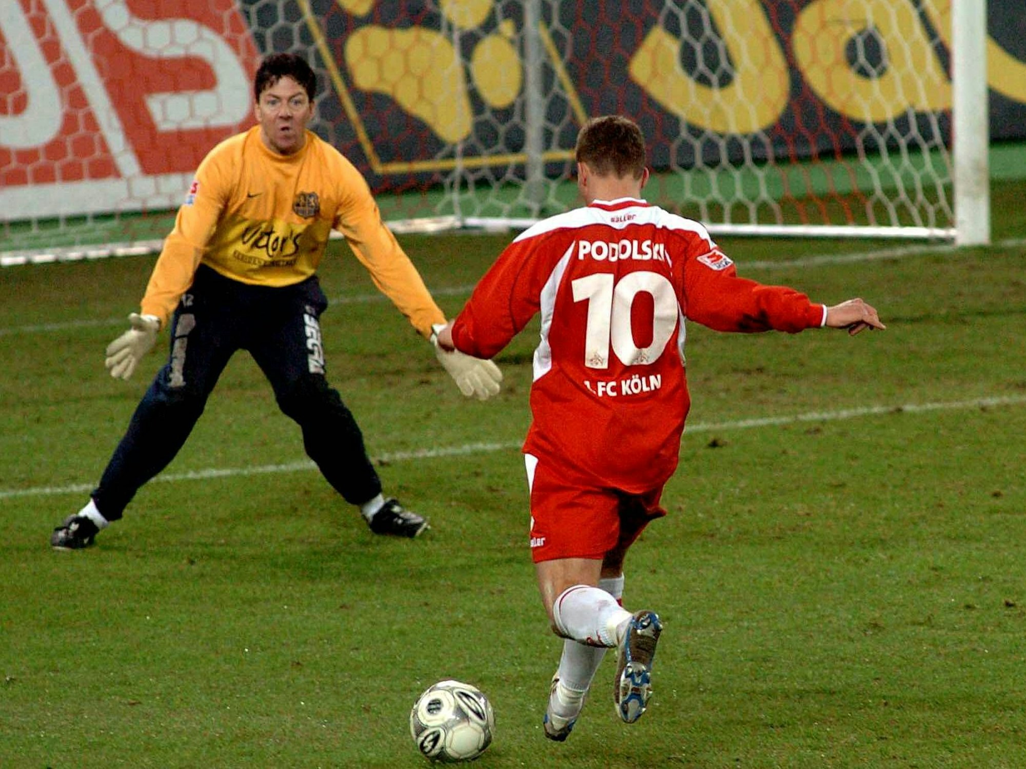Lukas Podolski (l., 1. FC Köln) allein vor Torwart Peter Eich (Saarbrücken) (2005).
