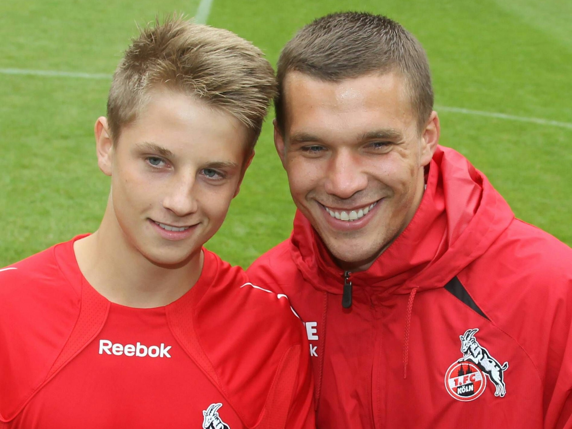Lukas Scepanik (U17 1. FC Köln) hat das Tor des Monats erzielt und wird dafür von Lukas Podolski (1. FC Köln) geehrt.