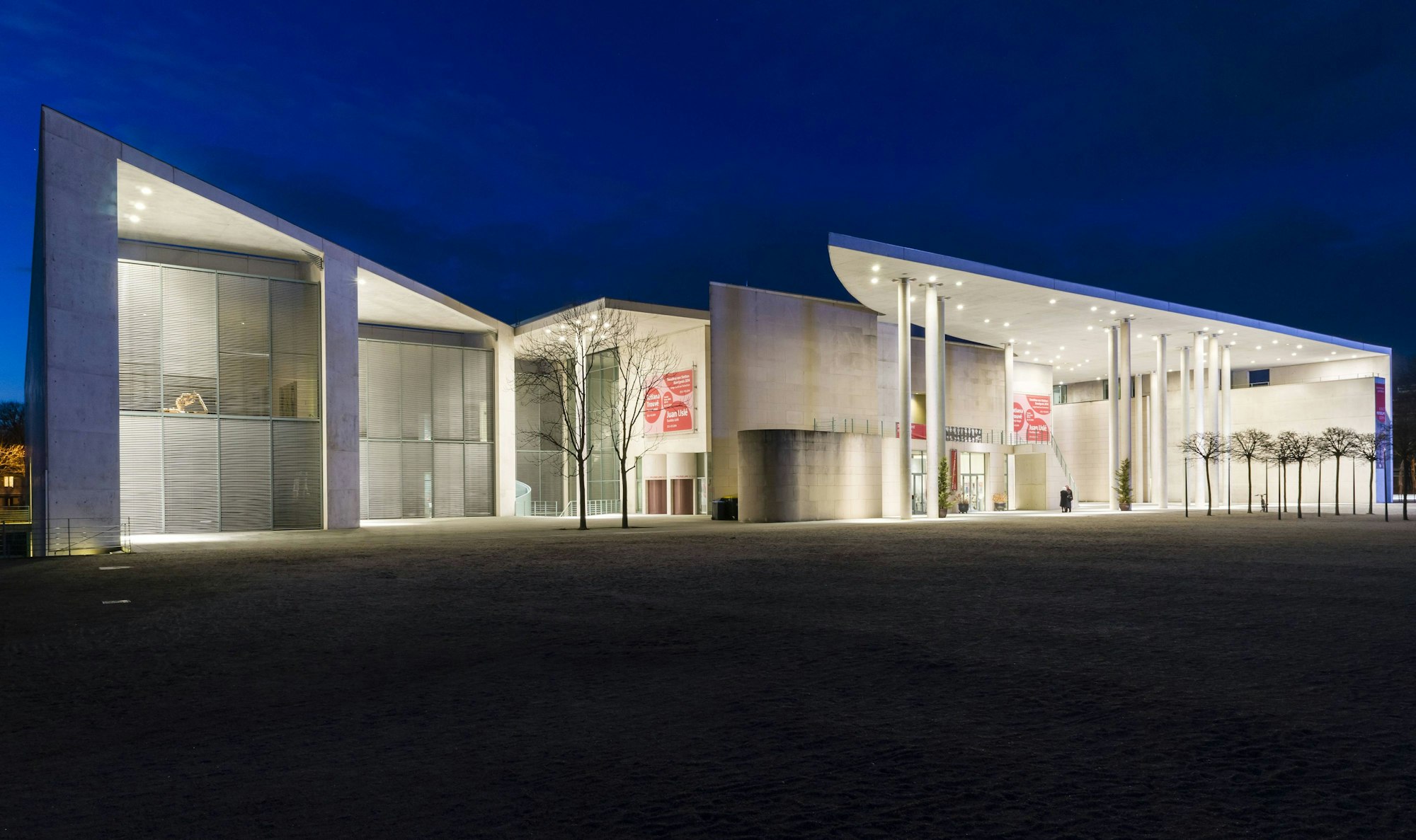 Kunstmuseum Bonn am Abend auf der Museumsmeile.