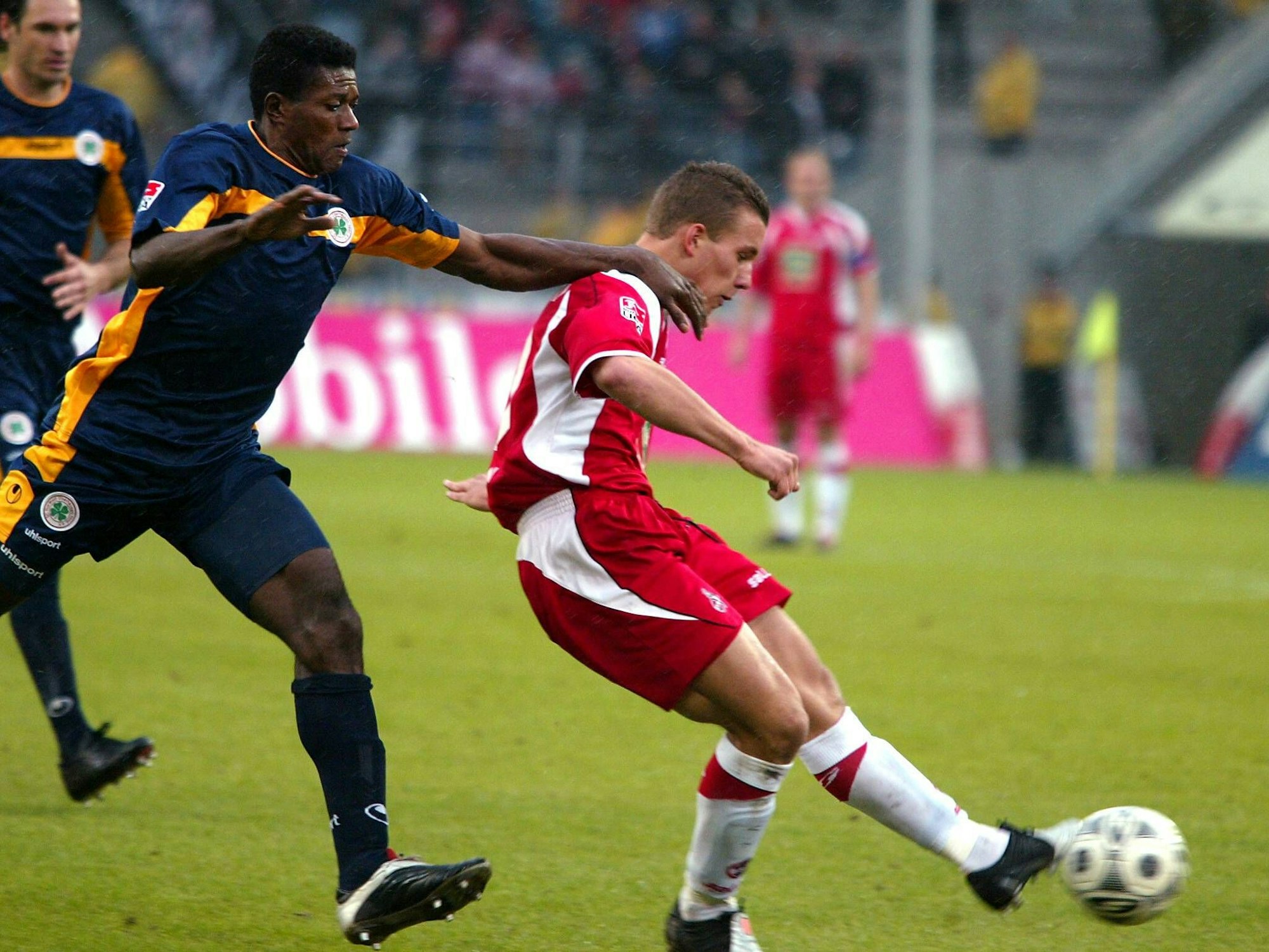 Lukas Podolski (r., 1 FC Köln) gegen Anthony Tieku (RW Oberhausen) beim Bundesliga-Spiel im Oktober 2004.