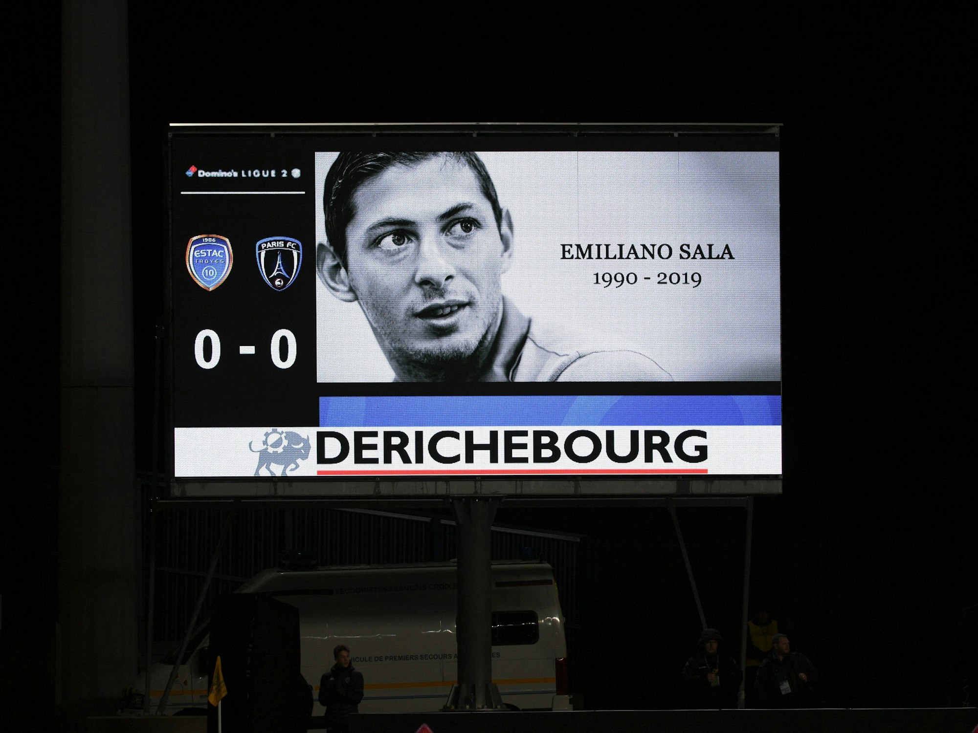 Bei einer Schweigeminute wird auf einer Anzeigetafel ein Bild von Emiliano Sala gezeigt.