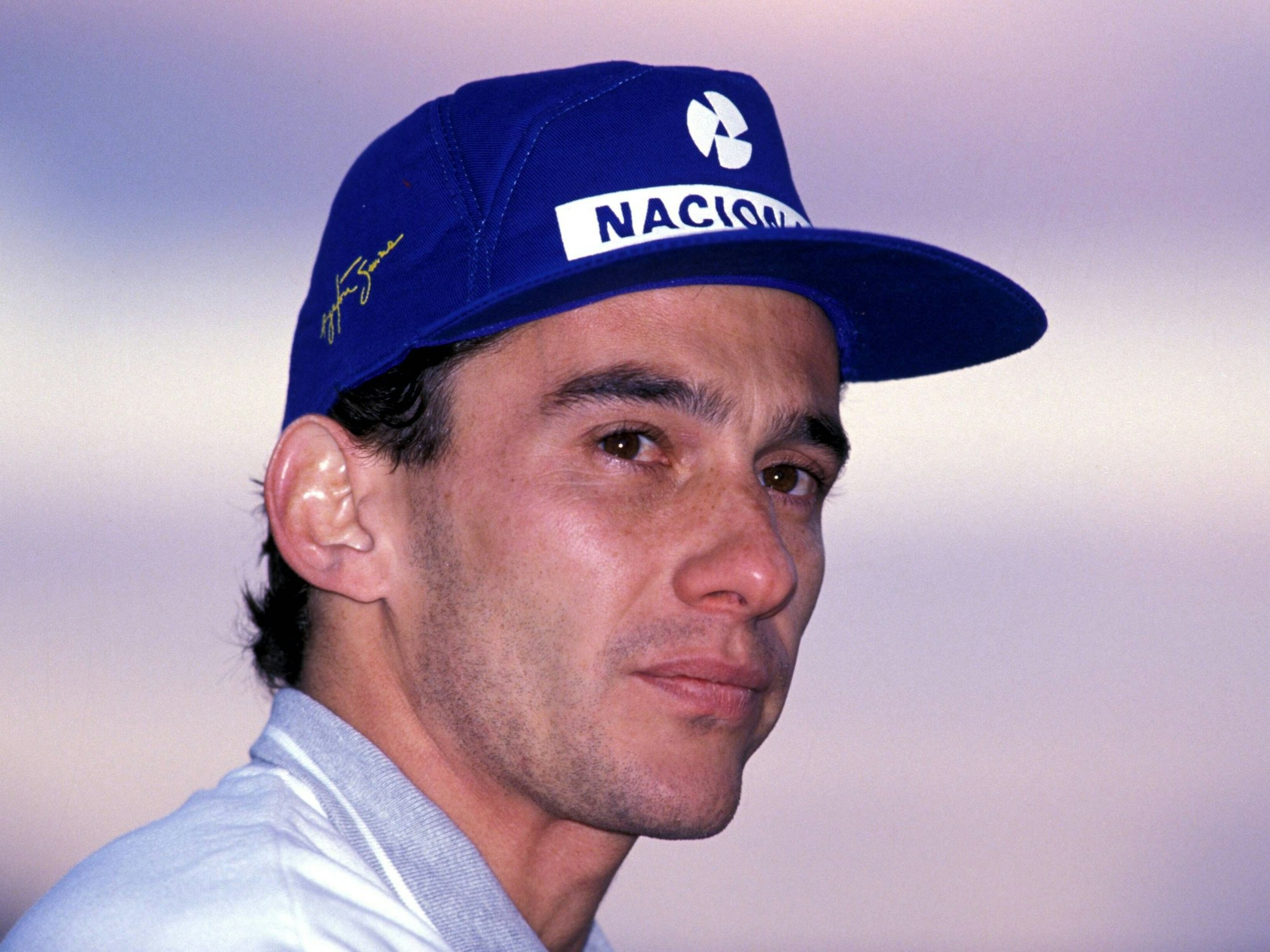 Ayrton Senna in Großaufnahme mit Kappe.