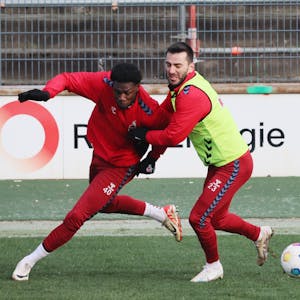 Sollen sich mit Verspätung durchsetzen: Die Offensivspieler Faride Alidou (l.) und Sargis Adamyan konnten die Erwartungen beim 1. FC Köln bislang nicht erfüllen.