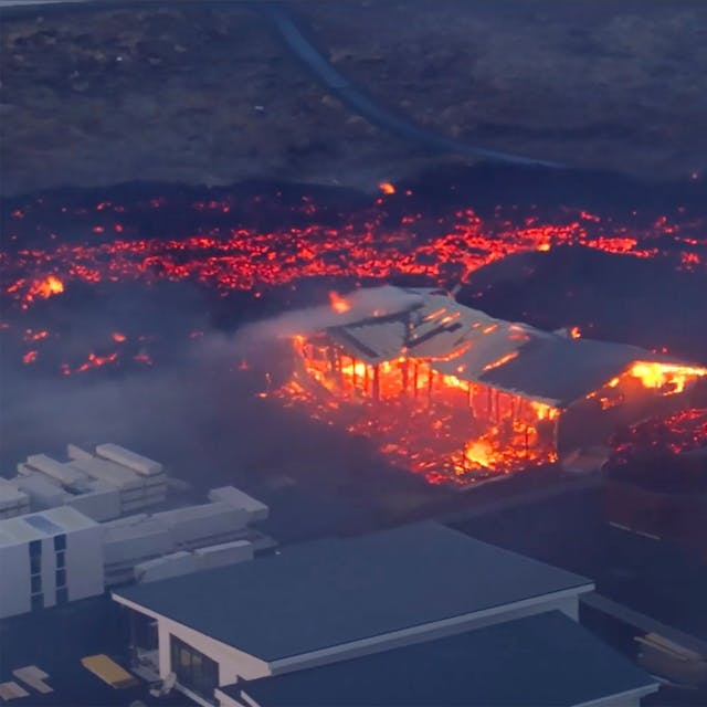 Dieses Bild zeigt ein brennendes Haus in Grindavik nach dem erneuten Vulkanausbruch in Island am Sonntag.