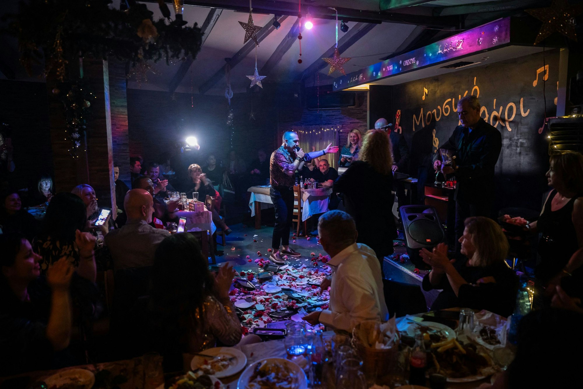 Party in einem Nachtclub in Athen. Zerbrochene Teller zeugen von einem Brauch: Das Zerschlagen von Porzellan soll verhindern, dass Freude gestört wird.