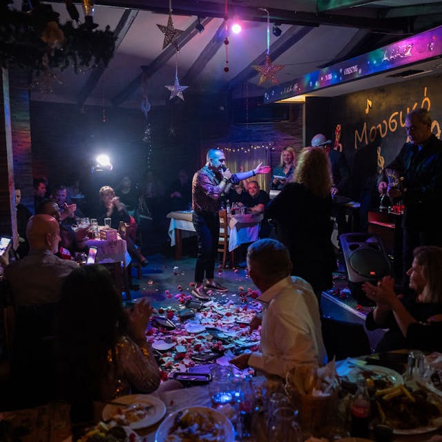 Party in einem Nachtclub in Athen. Zerbrochene Teller zeugen von einem Brauch: Das Zerschlagen von Porzellan soll verhindern, dass Freude gestört wird.