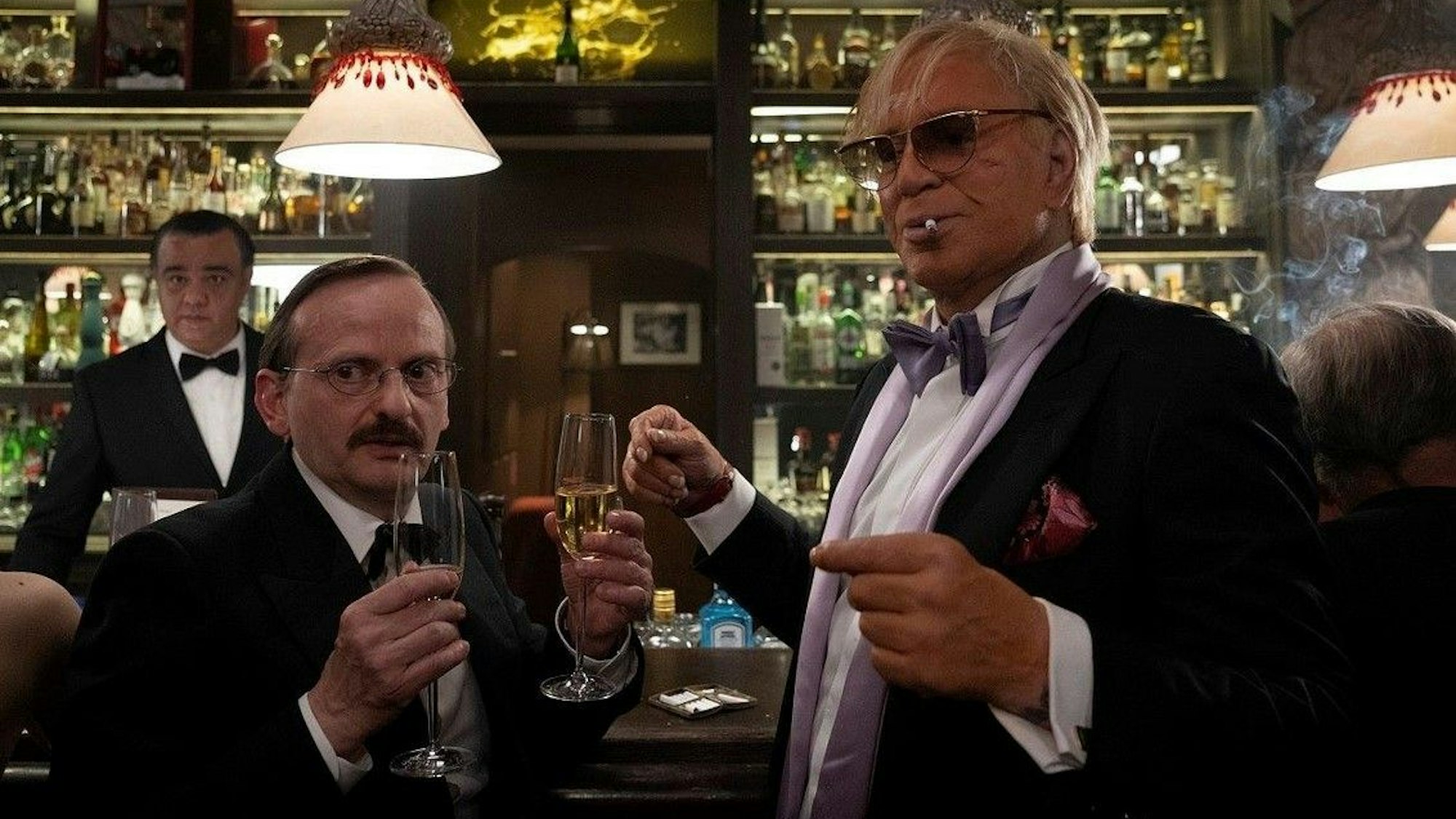 Mickey Rourke (rechts) spielt einen Star-Investor, Milan Peschel (links) einen braven Banker.