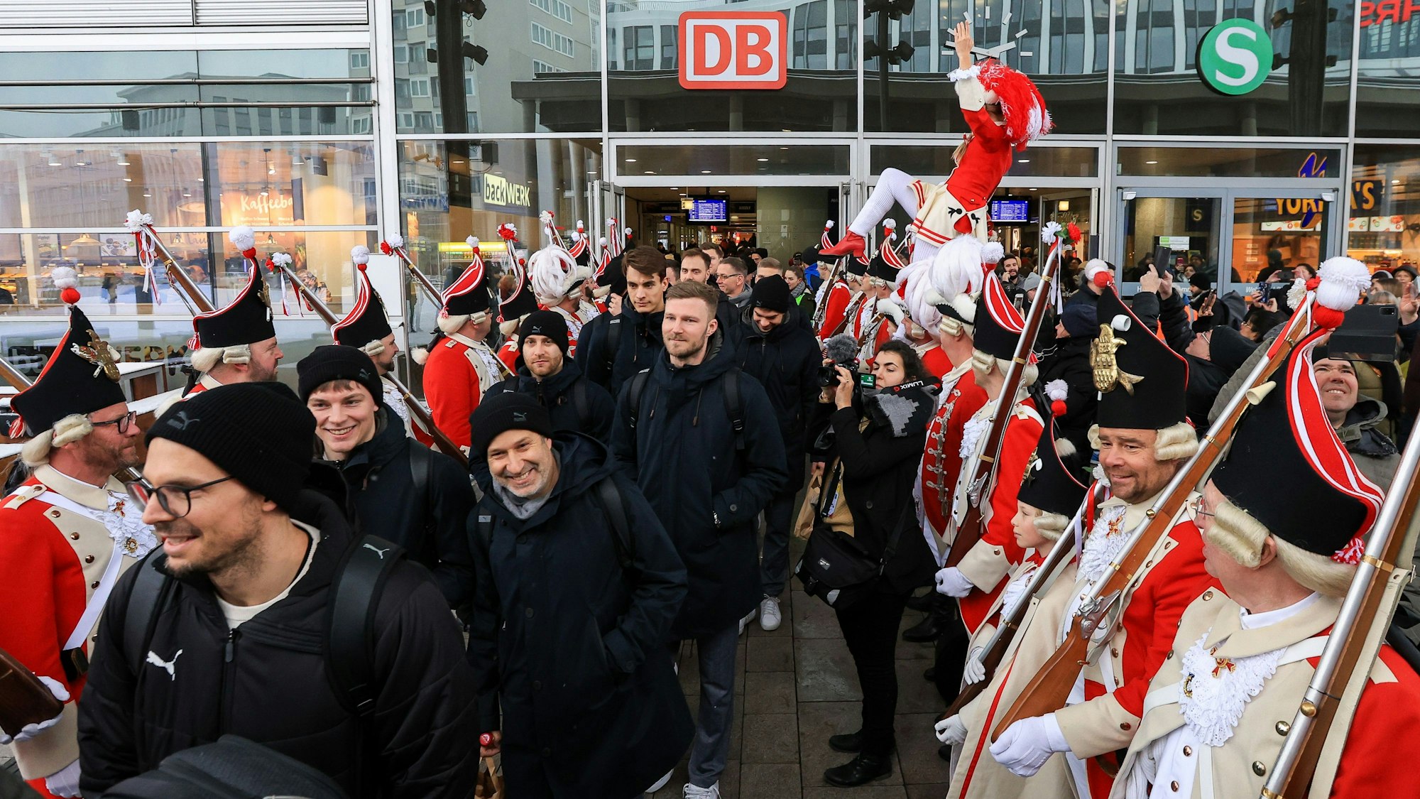 Die Roten Funken stehen auf Breslauer Platz Spalier, um die deutsche Handball-Nationalmannschaft zu empfangen.