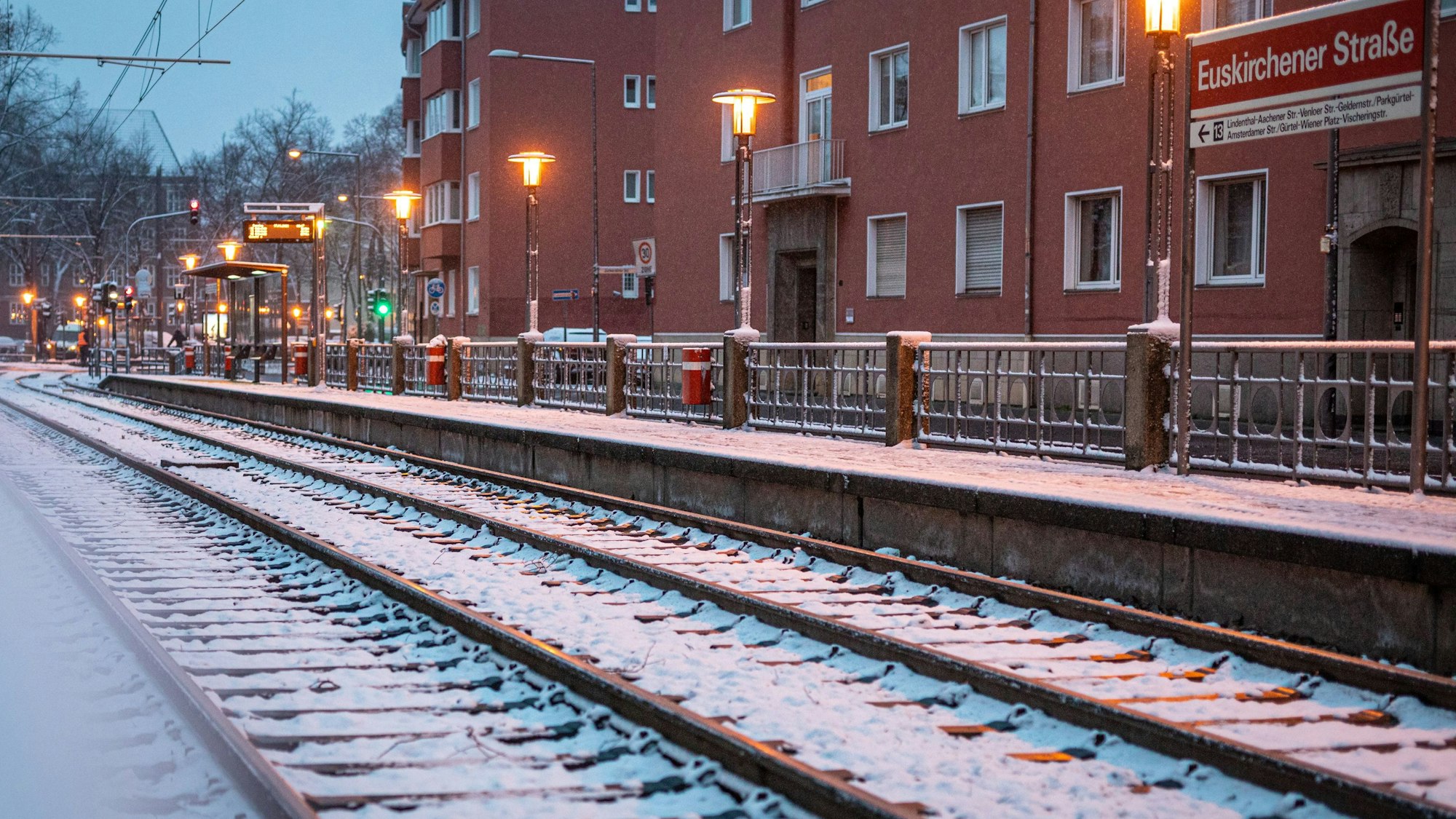 Schnee liegt auf den Gleisen der Kölner Verkehrsbetriebe (KVB) an der Haltestelle „Euskirchener Straße.“