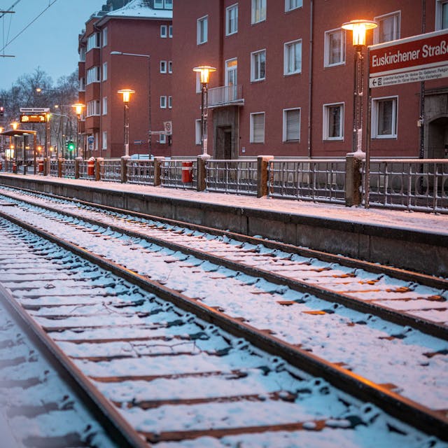 Schnee liegt auf den Gleisen der Kölner Verkehrsbetriebe (KVB) an der Haltestelle „Euskirchener Straße.“