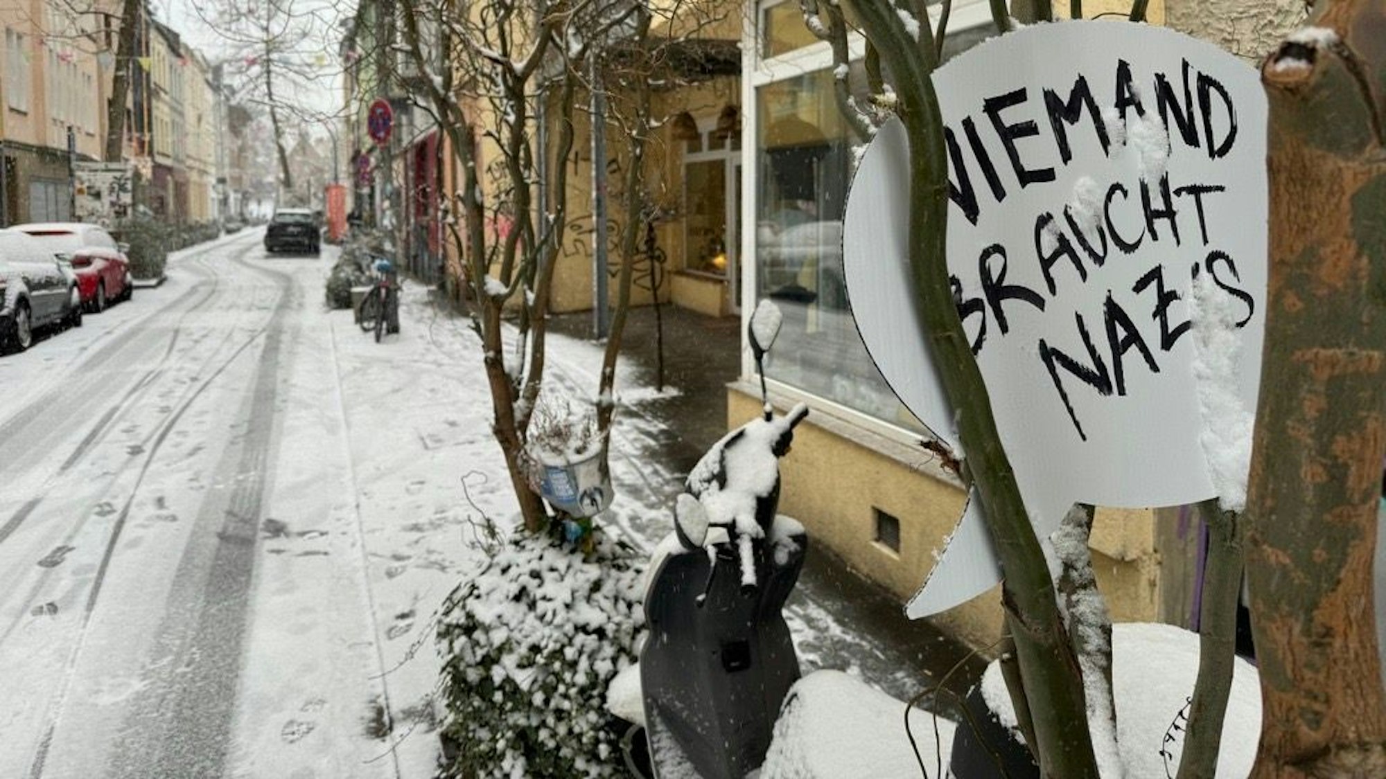 In der Körnerstraße in Ehrenfeld findet sich neben Schnee auch ein Überbleibsel der Demo gegen Rechts vom Dienstagabend.