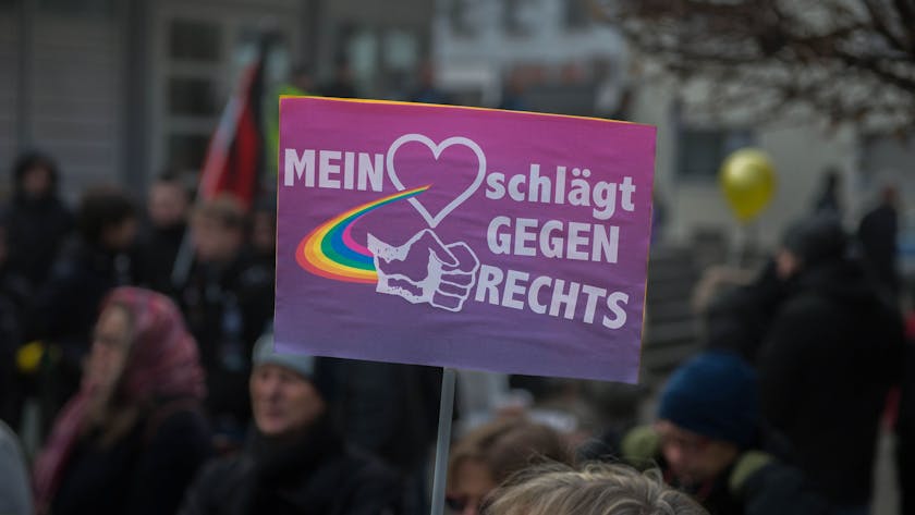 Das Bild zeigt ein Plakat während einer Demo gegen die AfD in Euskirchen.