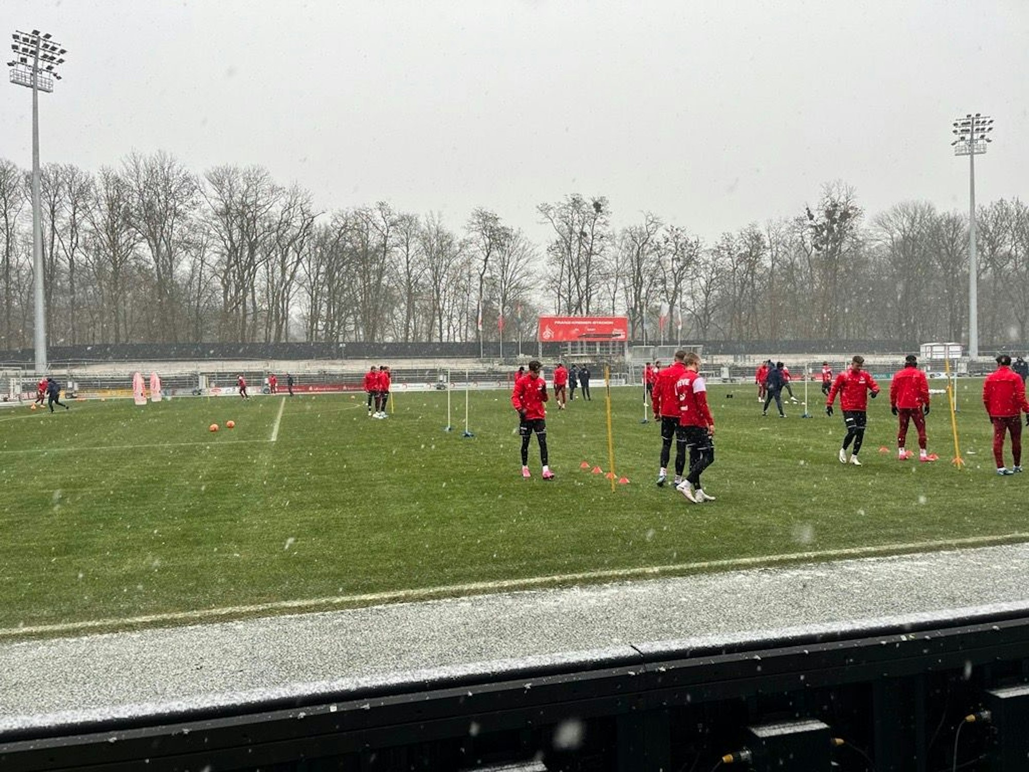 Beim Training des 1. FC Köln schneit es.
