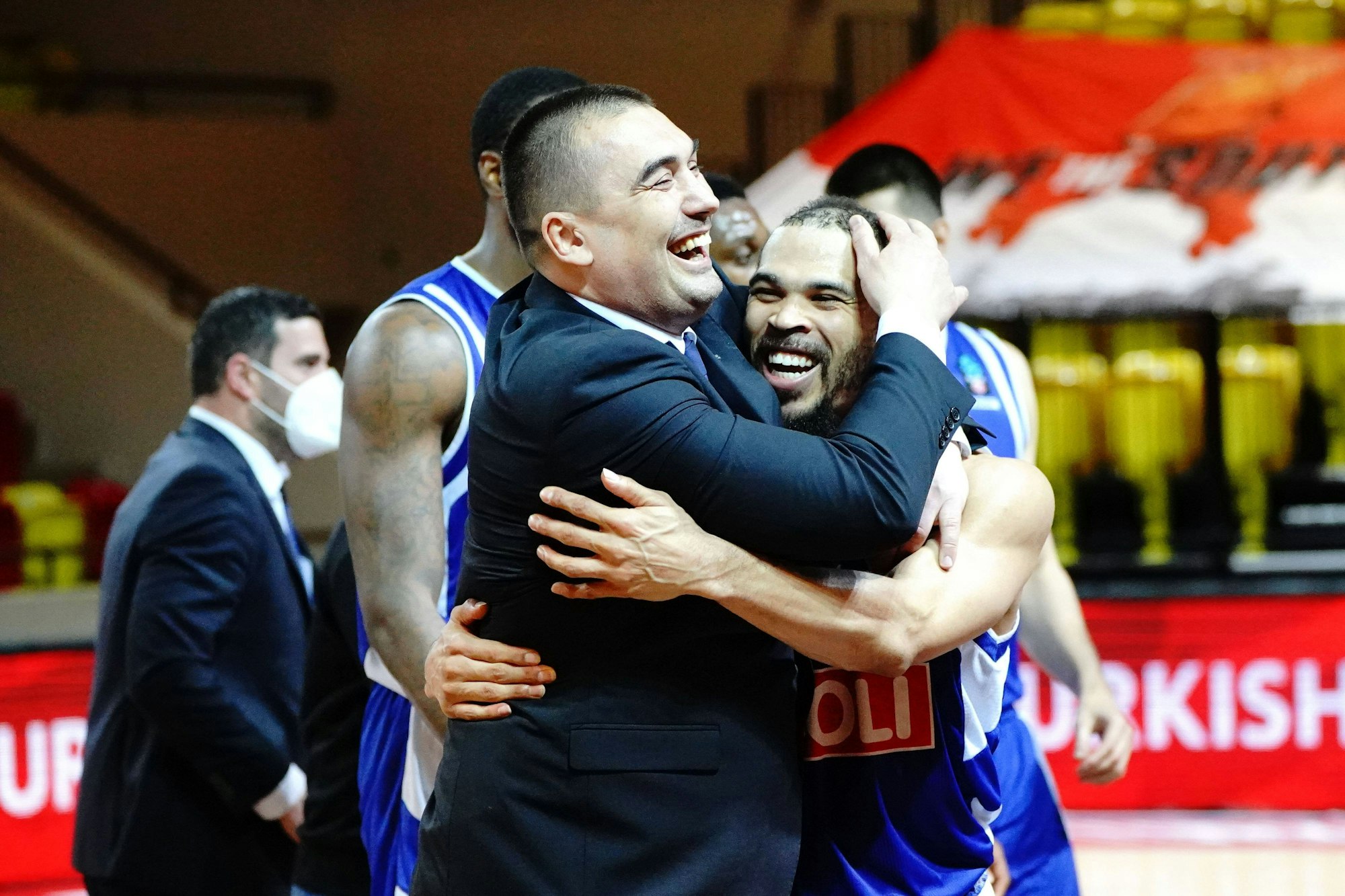 Dejan Milojevic und Justin Cobbs umarmen sich.