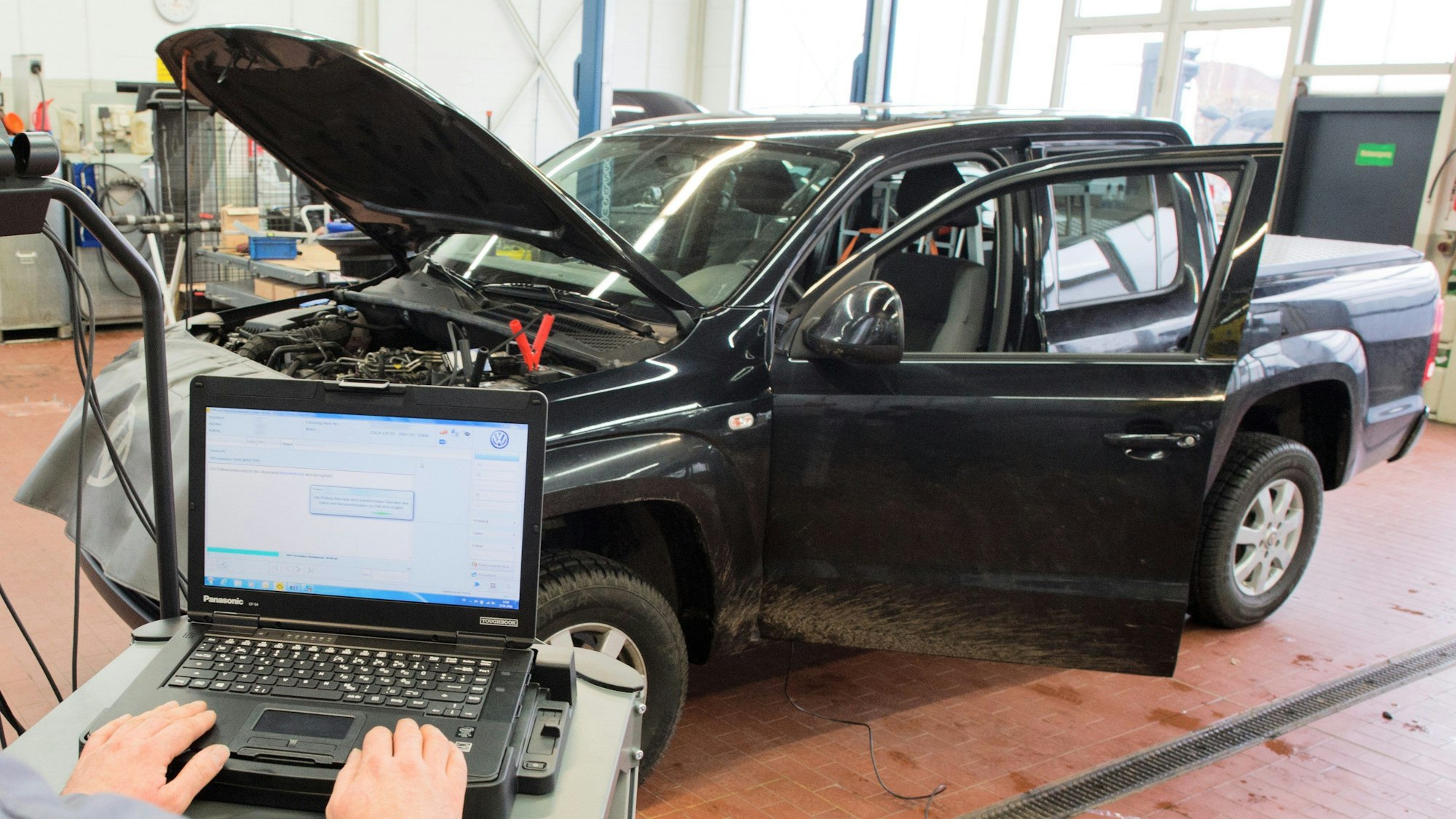 Ein Software-Update für das Steuergerät der Motorelektronik wird an einem Volkswagen installiert.