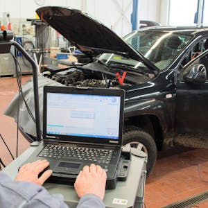 Ein Software-Update für das Steuergerät der Motorelektronik wird an einem Volkswagen installiert.