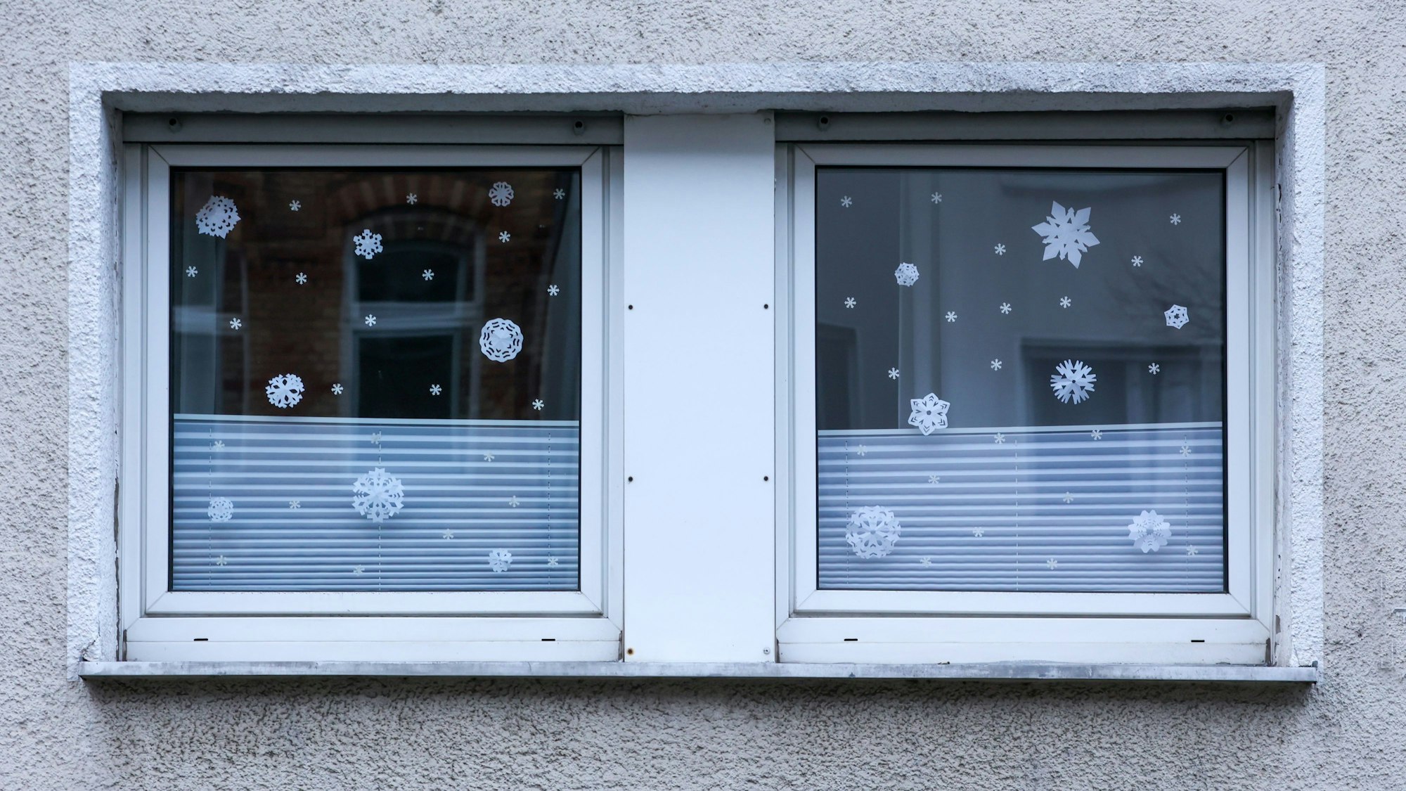 Morgens um acht lässt der Schnee in Köln noch auf sich warten und findet sich lediglich als Papierflocken am Fenster.
