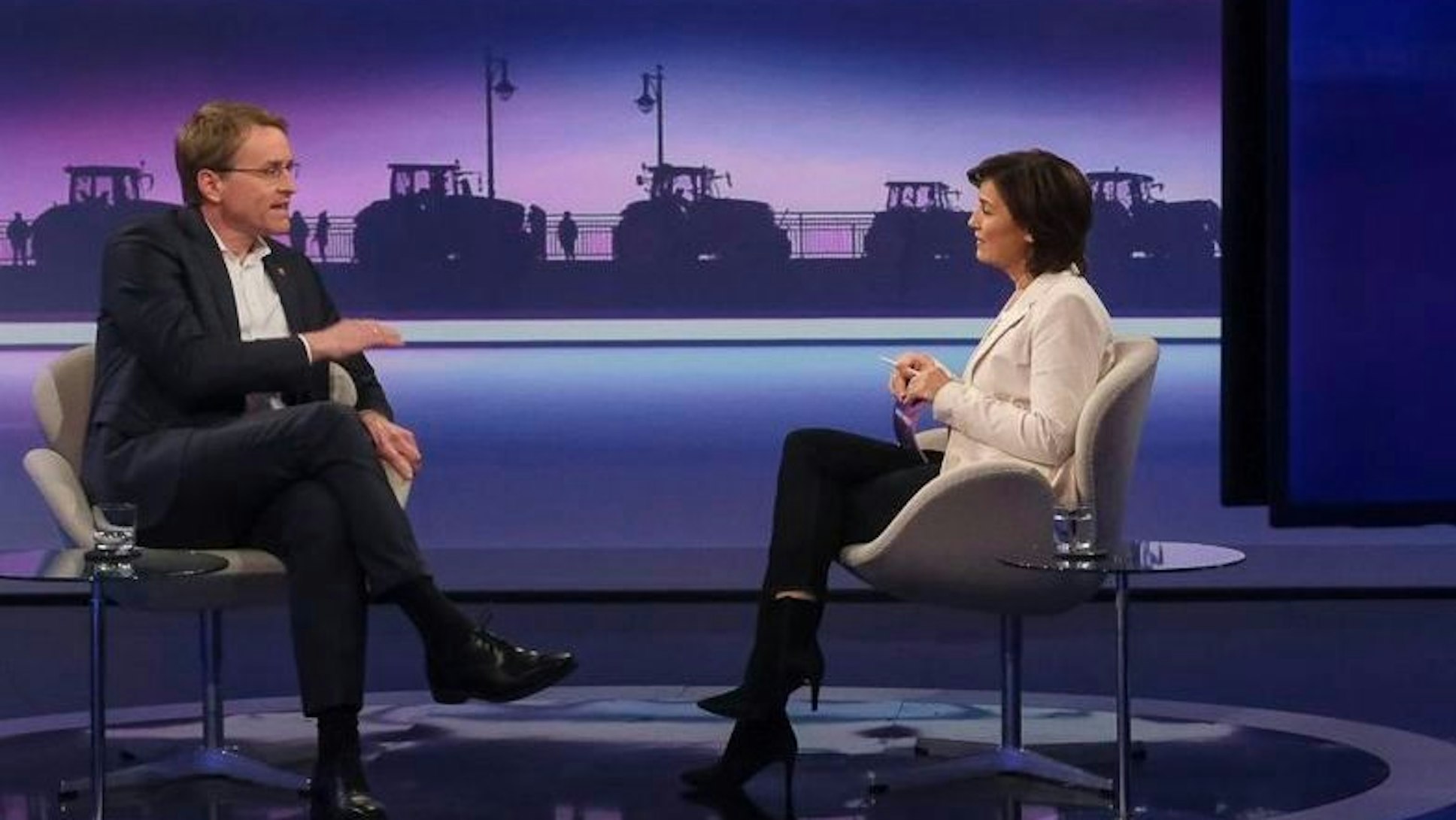 Daniel Günther (l., CDU, Ministerpräsident von Schleswig-Holstein) spricht mit Sandra Maischberger über die AfD.