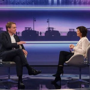 Daniel Günther (l., CDU, Ministerpräsident von Schleswig-Holstein) spricht mit Sandra Maischberger über die AfD.