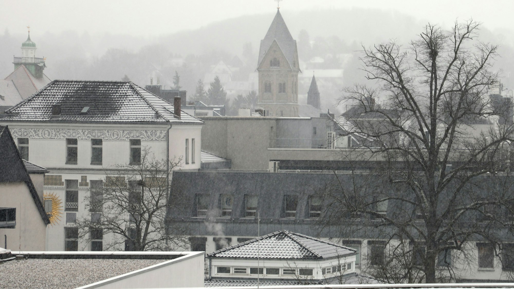 Bergisch Gladbach: Immerhin, ein bisschen Weiß ist auf den Dächern bereits zu sehen.