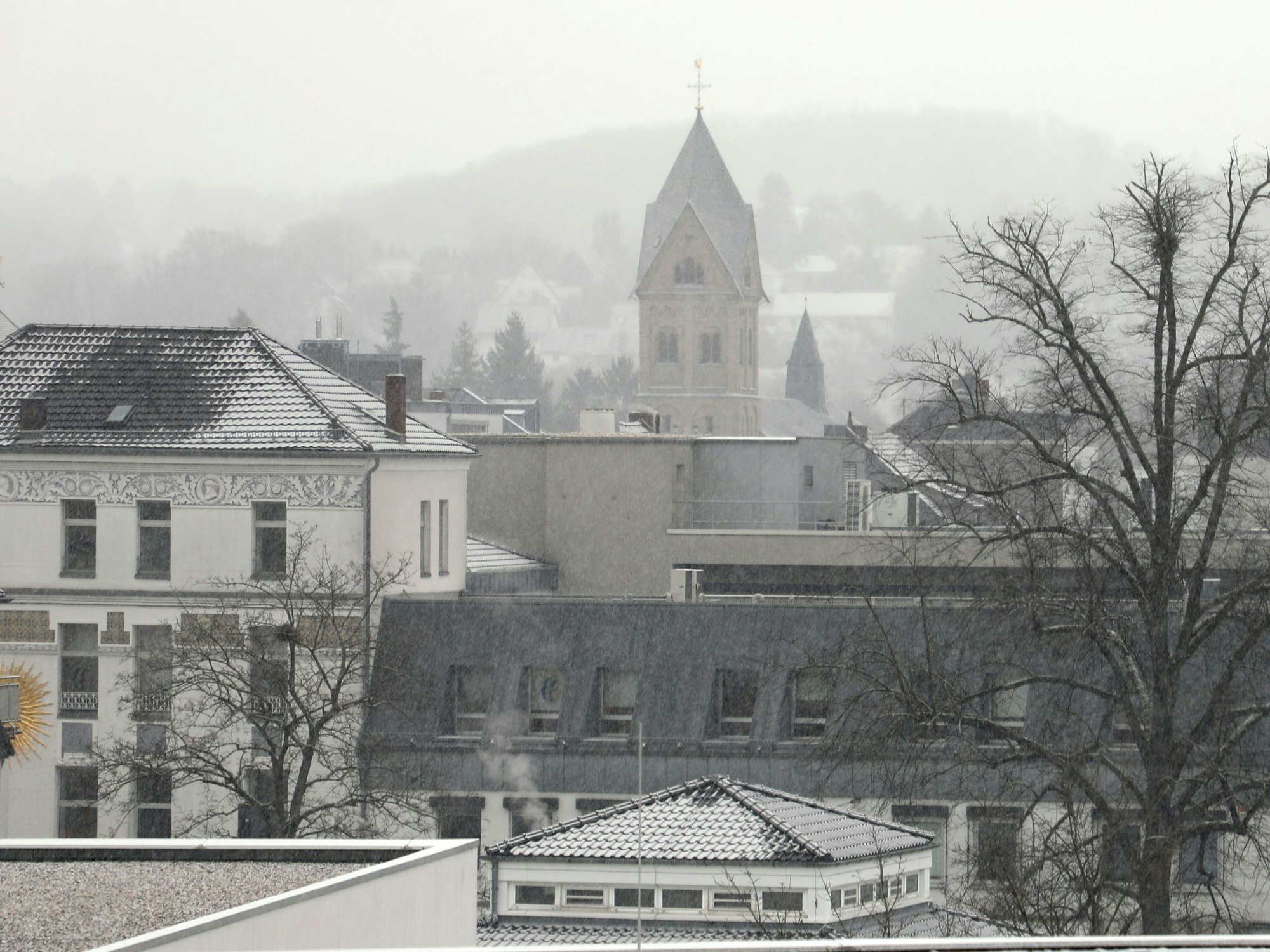 Bergisch Gladbach: Immerhin, ein bisschen Weiß ist auf den Dächern bereits zu sehen.