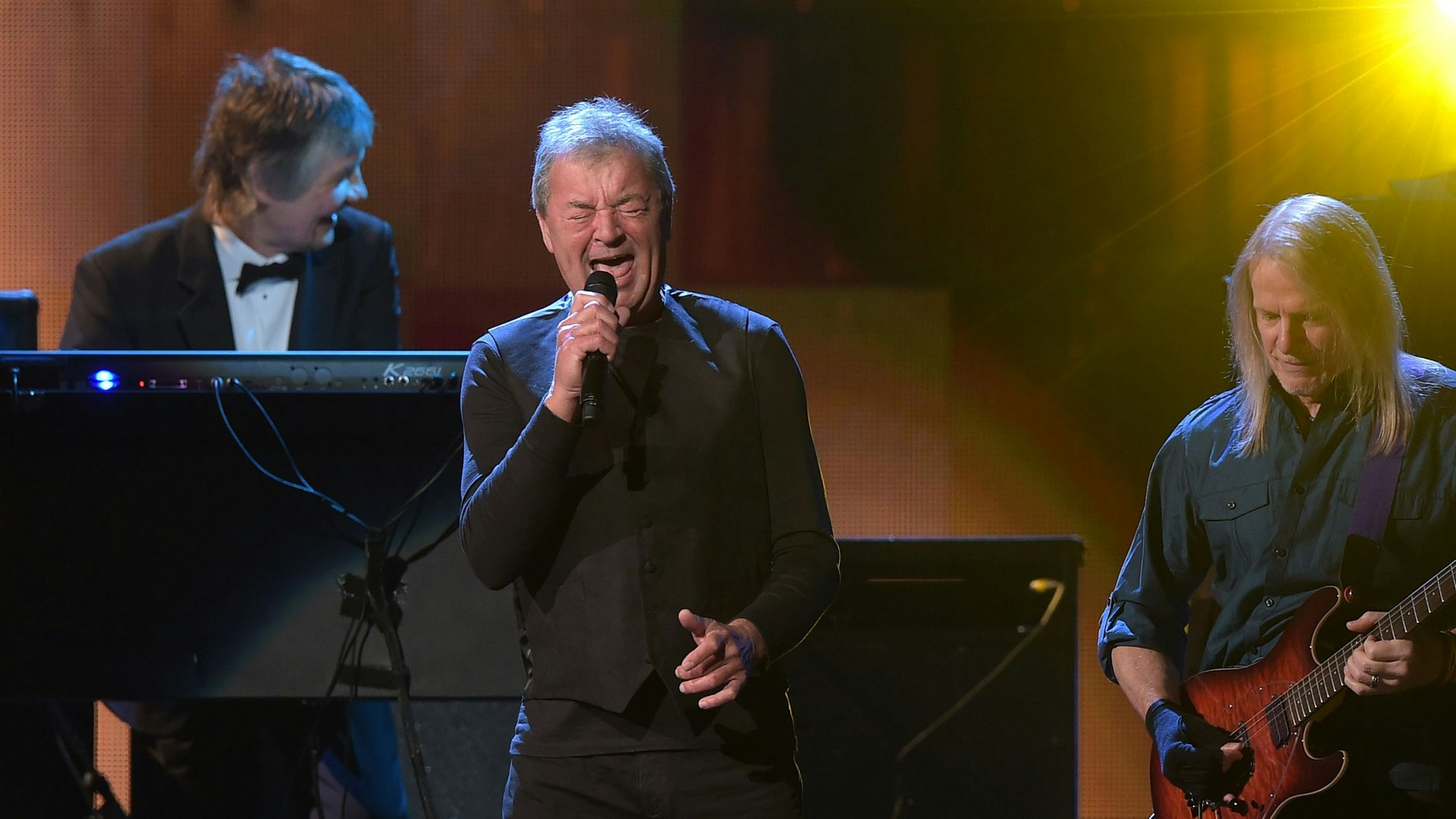 Ian Gillan (m) gibt alles, wenn er mit Deep Purple auf der Bühne steht.