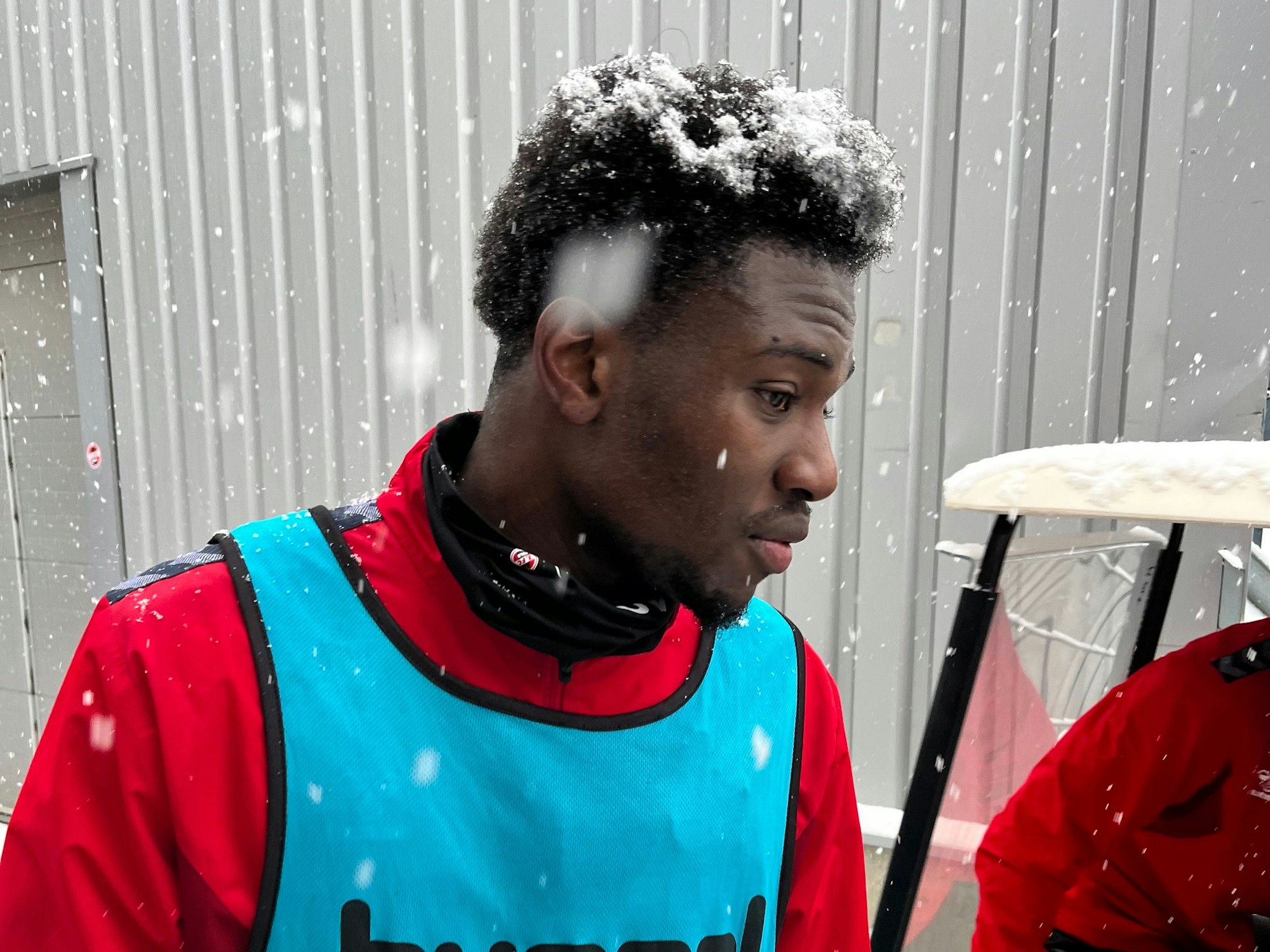 FC-Profi Faride Alidou hat Schnee in den Haaren.