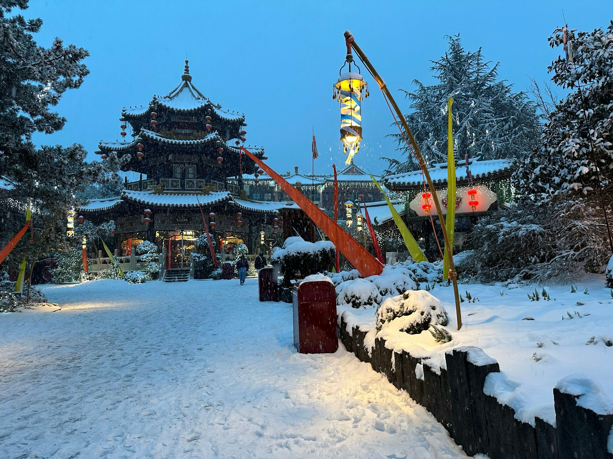 Ein Blick auf die verschneite Themenwelt „China Town“ im Phantasialand.