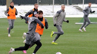 Nico Elvedi am Ball im Borussia-Training.