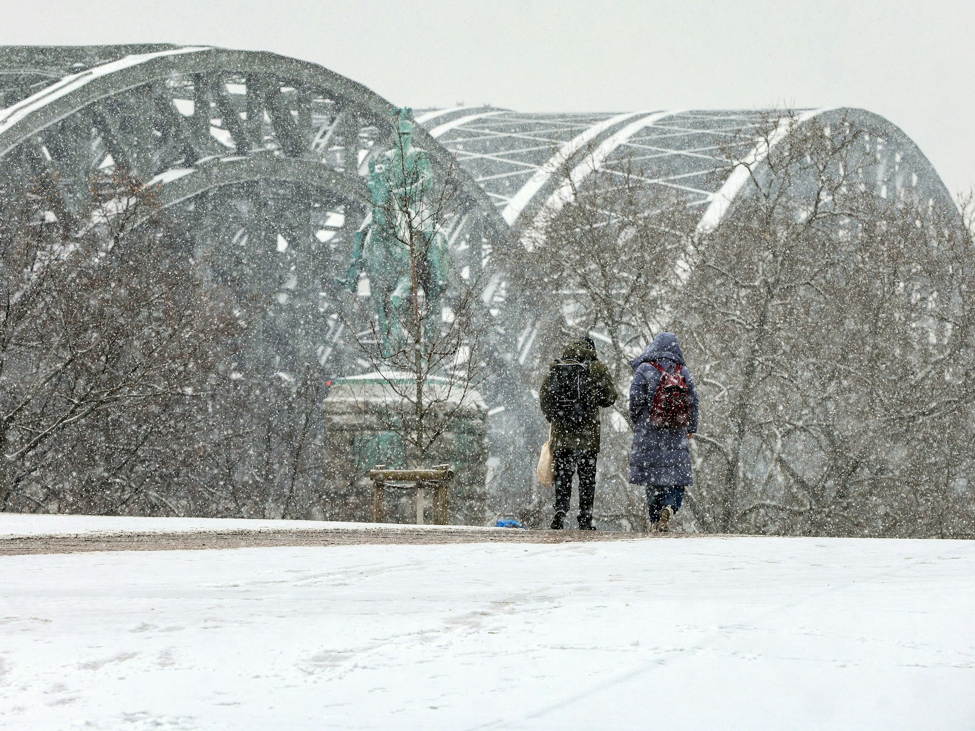 Schneegestöber an der Hohenzollernbrücke